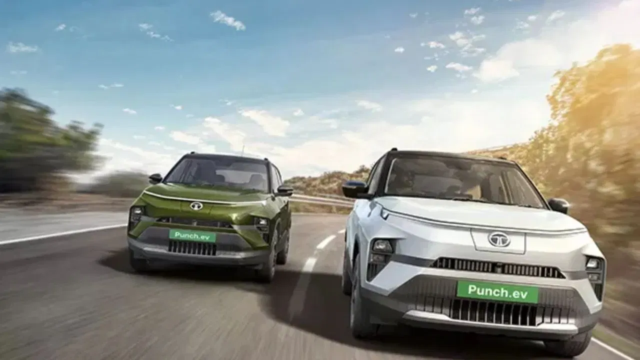 ਟਾਟਾ ਪੰਚ EV ਵੀ ਇਸ ਲਿਸਟ ਵਿੱਚ ਸ਼ਾਮਲ ਹੈ। ਇਹ 365 ਕਿਲੋਮੀਟਰ ਤੱਕ ਦੀ ਰੇਂਜ ਦੇ ਨਾਲ ਤਿੰਨ ਬੈਟਰੀ ਪੈਕ ਵਿੱਚ ਆਉਂਦੀ ਹੈ: 25 kWh, 35 kWh, ਅਤੇ 35 kWh। ਇਹ 120.6 ਹਾਰਸਪਾਵਰ ਦੀ ਵੱਧ ਤੋਂ ਵੱਧ ਪਾਵਰ ਅਤੇ 190 Nm ਦਾ ਪੀਕ ਟਾਰਕ ਜੈਨਰੇਟ ਕਰਦਾੀ ਹੈ। ਕਾਰ ਦੀ ਐਕਸ-ਸ਼ੋਰੂਮ ਕੀਮਤ 9.99 ਲੱਖ ਹੈ।