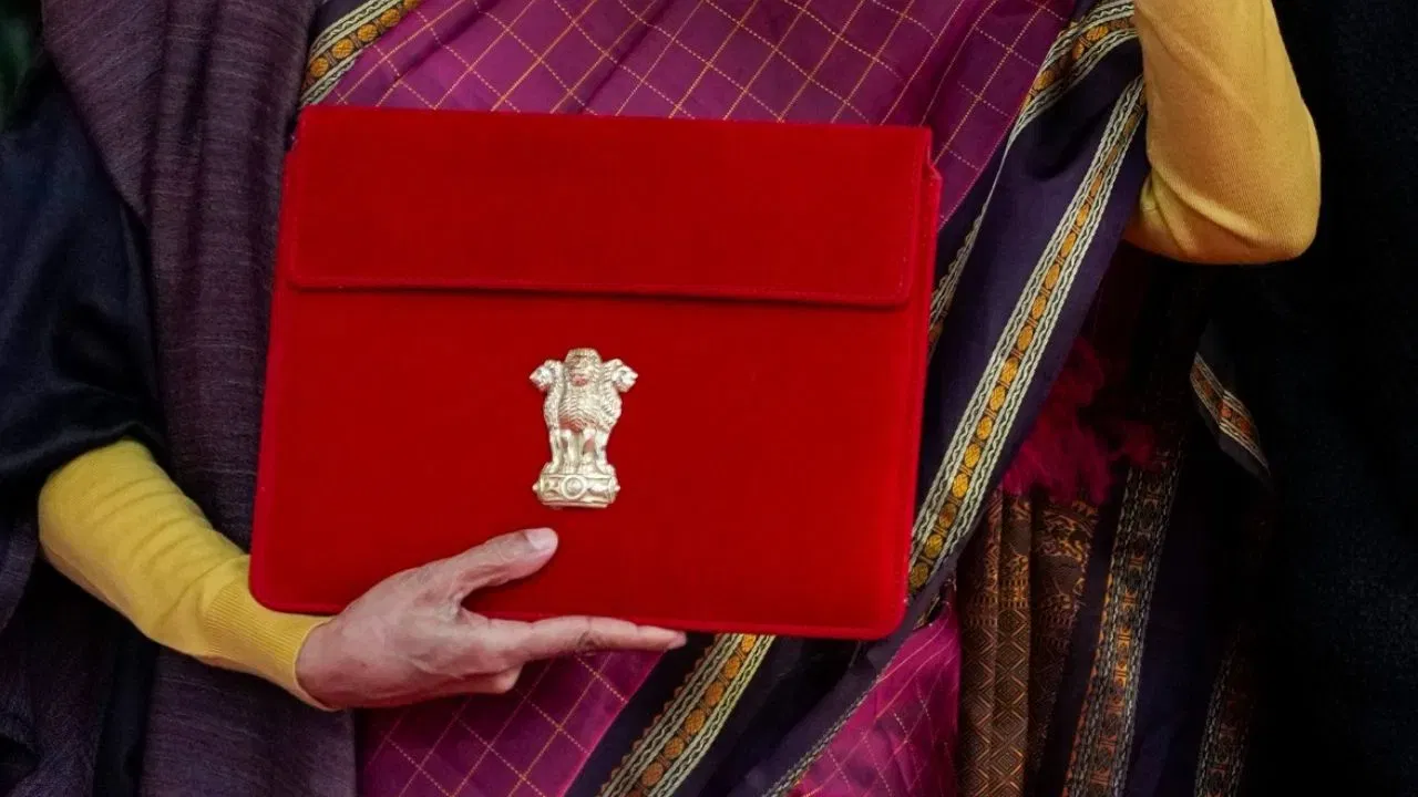 ਇਸ ਵੱਚ ਸ਼ੁੱਧ ਸ਼ਹਿਤੂਤ ਦੇ ਧਾਗੇ ਵਰਤੇ ਜਾਂਦੇ ਹਨ, ਜੋ ਰਵਾਇਤੀ ਤੌਰ 'ਤੇ ਤਾਮਿਲਨਾਡੂ ਅਤੇ ਕਰਨਾਟਕ ਵਿੱਚ ਤਿਆਰ ਕੀਤੇ ਜਾਂਦੇ ਹਨ। ਅਸਲ ਜਾਦੂ ਉਨ੍ਹਾਂ ਕਾਰੀਗਰਾਂ ਦੀ ਕਾਰੀਗਰੀ ਵਿੱਚ ਹੈ ਜੋ ਇਨ੍ਹਾਂ ਸਾੜੀਆਂ ਨੂੰ ਬਣਾਉਂਦੇ ਹਨ। ਇਹ ਹੱਥ ਨਾਲ ਬੁਣੀਆਂ ਸਾੜੀਆਂ ਲੰਬੇ ਸਮੇਂ ਤੱਕ ਚੱਲਣ ਵਾਲੀਆਂ ਹੁੰਦੀਆਂ ਹਨ। ਜ਼ਰੀ ਕਦੇ ਵੀ ਨਹੀਂ ਘੱਸਦੀ, ਨਾ ਹੀ ਉਨ੍ਹਾਂ ਦਾ ਰੰਗ ਅਤੇ ਚਮਕ ਫਿੱਕੀ ਪੈਂਦੀ ਹੈ। ਇਨ੍ਹਾਂ ਸਾੜੀਆਂ ਦੇ ਪੈਟਰਨਾਂ ਦੀ ਗੱਲ ਕਰੀਏ ਤਾਂ, ਤੁਹਾਨੂੰ ਜ਼ਿਆਦਾਤਰ ਚੈਕ (ਕੱਟਮ) ਡਿਜ਼ਾਈਨ ਮਿਲਣਗੇ, ਜਿਵੇਂ ਕਿ ਵਿੱਤ ਮੰਤਰੀ ਨਿਰਮਲਾ ਸੀਤਾਰਮਨ ਦੁਆਰਾ ਪਹਿਨੀ ਗਈ ਹੈ। ਇਨ੍ਹਾਂ ਵਿੱਚ ਮੋਰ, ਅੰਬ (ਪੈਸਲੇ), ਹਾਥੀ ਅਤੇ ਧਾਰੀਆਂ ਵਰਗੇ ਨਮੂਨੇ ਵੀ ਸ਼ਾਮਲ ਹਨ। ਇਨ੍ਹਾਂ ਵਿੱਚ ਲਾਈਨਾਂ ਜਾਂ ਭਵਨਜੀ ਬਾਰਡਰ ਵੀ ਹਨ (ਇਹ ਸਧਾਰਨ, ਦੋਹਰੀ ਲਾਈਨਾਂ ਹਨ, ਜੋ ਵਿੱਤ ਮੰਤਰੀ ਨਿਰਮਲਾ ਸੀਤਾਰਮਨ ਦੀ ਸਾੜੀ ਦੇ ਬਾਰਡਰ ਦੇ ਨਾਲ ਬੁਣੇ ਹੋਏ ਹਨ)।