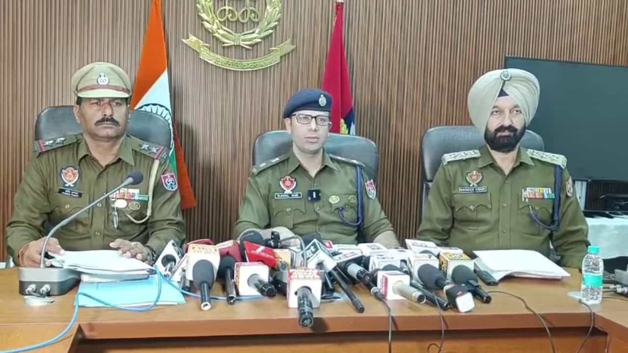 ਅੰਮ੍ਰਿਤਸਰ ਚ ਫਿਰੌਤੀ ਮੰਗਣ ਵਾਲਾ ਕਾਂਗਰਸੀ ਆਗੂ ਗ੍ਰਿਫ਼ਤਾਰ, ਗੈਂਗਸਟਰਾਂ ਨਾਲ ਸੰਪਰਕ, 30 ਲੱਖ ਰੁਪਏ ਨਾ ਦੇਣ ਤੇ ਧਮਕਾਇਆ ਅੰਮ੍ਰਿਤਸਰ ਚ ਫਿਰੌਤੀ ਮੰਗਣ ਵਾਲਾ ਕਾਂਗਰਸੀ ਆਗੂ ਗ੍ਰਿਫ਼ਤਾਰ, ਗੈਂਗਸਟਰਾਂ ਨਾਲ ਸੰਪਰਕ, 30 ਲੱਖ ਰੁਪਏ ਨਾ ਦੇਣ ਤੇ ਧਮਕਾਇਆ