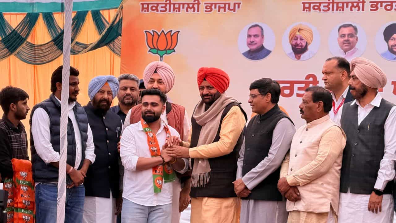 ਵਿਦਿਆਰਥੀ ਯੂਨੀਅਨ ਦਾ ਪ੍ਰਧਾਨ BJP ਚ ਸ਼ਾਮਲ, ਹਰਿਆਣਾ CM ਸੈਣੀ ਨੇ ਕਰਵਾਈ ਜੁਆਇੰਨਿੰਗ ਵਿਦਿਆਰਥੀ ਯੂਨੀਅਨ ਦਾ ਪ੍ਰਧਾਨ BJP ਚ ਸ਼ਾਮਲ, ਹਰਿਆਣਾ CM ਸੈਣੀ ਨੇ ਕਰਵਾਈ ਜੁਆਇੰਨਿੰਗ