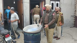 ਫਾਜ਼ਿਲਕਾ ‘ਚ ਪੁਲਿਸ ਦਾ ਵੱਡਾ ਐਕਸ਼ਨ, 6000 ਲੀਟਰ ਸ਼ਰਾਬ ਬਰਾਮਦ, ਨੌਜਵਾਨ ਨੇ ਕੀਤਾ ਹੰਗਾਮਾ