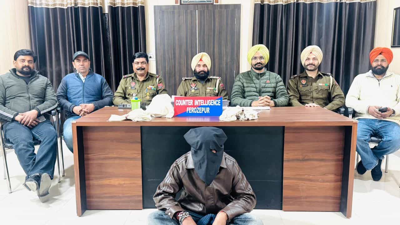 ਫਿਰੋਜ਼ਪੁਰ ਕਾਊਂਟਰ ਇੰਟੈਲੀਜੈਂਸ ਵੱਲੋਂ ਇੱਕ ਤਸਕਰ ਕਾਬੂ, 1 ਕਿਲੋ 736 ਗ੍ਰਾਮ ਹੈਰੋਇਨ ਤੇ ਦੋ ਗਲੌਕ ਪਿਸਤੌਲ ਬਰਾਮਦ