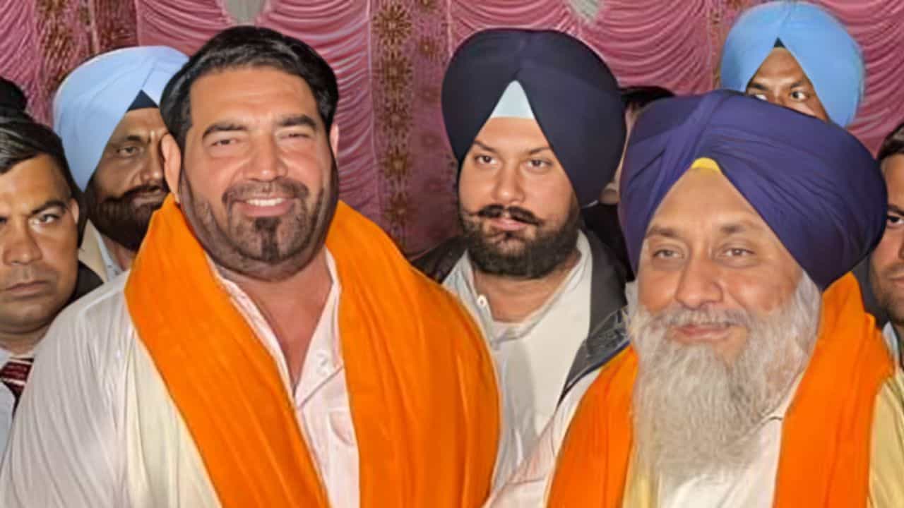 ਪੰਜਾਬੀ ਗਾਇਕ ਕੇਐਸ ਮੱਖਣ ਸ਼੍ਰੋਮਣੀ ਅਕਾਲੀ ਦਲ ਚ ਹੋਏ ਸ਼ਾਮਲ, ਸੁਖਬੀਰ ਬਾਦਲ ਨੇ ਪਾਰਟੀ ਚ ਕੀਤਾ ਸਵਾਗਤ ਪੰਜਾਬੀ ਗਾਇਕ ਕੇਐਸ ਮੱਖਣ ਸ਼੍ਰੋਮਣੀ ਅਕਾਲੀ ਦਲ ਚ ਹੋਏ ਸ਼ਾਮਲ, ਸੁਖਬੀਰ ਬਾਦਲ ਨੇ ਪਾਰਟੀ ਚ ਕੀਤਾ ਸਵਾਗਤ