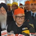 ਸ੍ਰੀ ਹਰਿਮੰਦਰ ਸਾਹਿਬ ਨਤਮਸਤਕ ਹੋਏ ਗਵਰਨਰ ਗੁਲਾਬ ਚੰਦ ਕਟਾਰੀਆ, ਪਾਲਕੀ ਸਾਹਿਬ ਨੂੰ ਮੋਢਾ ਦੇਣ ਦੀ ਨਿਭਾਈ ਸੇਵਾ