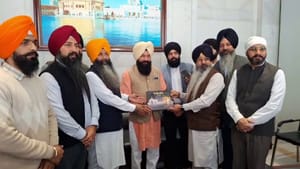 ਪੰਜਾਬ SC ਕਮਿਸ਼ਨ ਦੇ ਚੇਅਰਮੈਨ ਦਰਬਾਰ ਸਾਹਿਬ ਹੋਏ ਨਤਮਸਤਕ, ਜਾਣੋ ਕੀ ਬੋਲੇ? ਪੰਜਾਬ SC ਕਮਿਸ਼ਨ ਦੇ ਚੇਅਰਮੈਨ ਦਰਬਾਰ ਸਾਹਿਬ ਹੋਏ ਨਤਮਸਤਕ, ਜਾਣੋ ਕੀ ਬੋਲੇ?