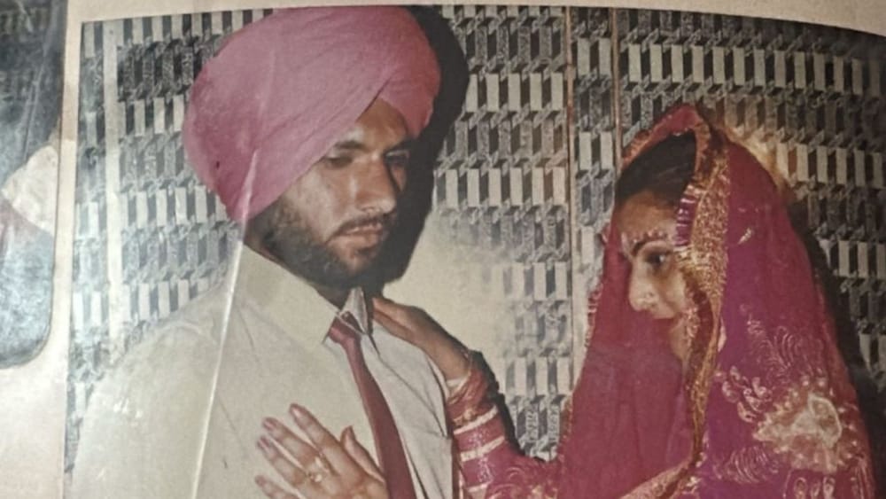 ਵਕੀਲ ਨੇ ਦੱਸਿਆ ਪਾਕਿਸਤਾਨ ਦੇ ਸਥਾਨਕ ਕਾਨੂੰਨ ਮੁਤਾਬਕ ਵੀ ਜੇਕਰ ਕੋਈ ਗੈਰ-ਮੁਸਲਿਸ ਵਿਆਹੀ ਹੋਈ ਮਹਿਲਾ ਇਸਲਾਮ ਕਬੂਲ ਕਰਨਾ ਚਾਹੁੰਦੀ ਹੈ ਤੇ ਨਿਕਾਹ ਕਰਨਾ ਚਾਹੁੰਦੀ ਹੈ ਤਾਂ ਇਸ ਮਾਮਲੇ ‘ਚ ਲਾਜ਼ਮੀ ਹੈ ਕਿ ਉਹ ਕਾਨੂੰਨੀ ਤੌਰ ‘ਤੇ ਸਥਾਨਕ ਕਾਨੂੰਨ ਮੁਤਾਬਕ ਤਲਾਕ ਲਵੇ ਜਾਂ ਦੋਵੇਂ ਪਤੀ-ਪਤਨੀ ਦੇ ਸਾਂਝੇ ਫੈਸਲੇ ਰਾਹੀਂ ਇਹ ਫੈਸਲਾ ਲਿਆ ਜਾਵੇ।