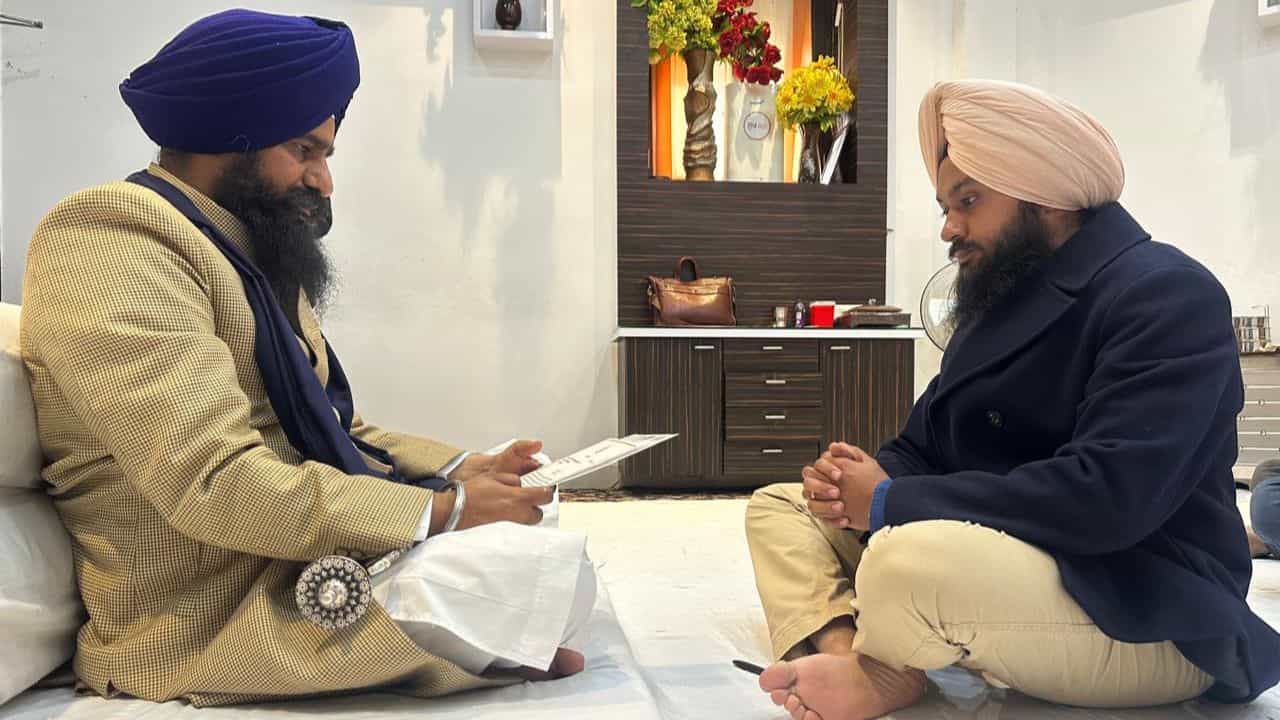 ਸਿਮਰਨਜੀਤ ਮਾਨ ਦੇ ਦੋਹਤੇ ਨੇ ਜਥੇਦਾਰ ਨੂੰ ਸੌਂਪਿਆ ਮੁਆਫ਼ੀਨਾਮਾ, ਅਕਾਲ ਤਖ਼ਤ ਸਾਹਿਬ ਪਹੁੰਚ ਕੇ ਕੀਤੀ ਖਿਮਾ ਯਾਚਨਾ ਸਿਮਰਨਜੀਤ ਮਾਨ ਦੇ ਦੋਹਤੇ ਨੇ ਜਥੇਦਾਰ ਨੂੰ ਸੌਂਪਿਆ ਮੁਆਫ਼ੀਨਾਮਾ, ਅਕਾਲ ਤਖ਼ਤ ਸਾਹਿਬ ਪਹੁੰਚ ਕੇ ਕੀਤੀ ਖਿਮਾ ਯਾਚਨਾ