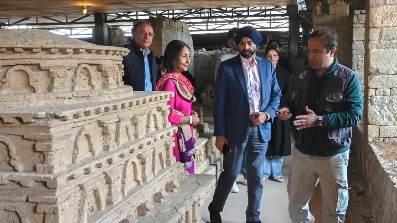 ਪਾਕਿਸਤਾਨ ਦੌਰੇ ਤੇ World Bank ਚੇਅਰਮੈਨ ਅਜੈ ਬੰਗਾ: ਗੁਰਦੁਆਰਾ ਪੰਜਾ ਸਾਹਿਬ ਹੋਏ ਨਤਮਸਤਕ, ਆਰਥਿਕ ਸੁਧਾਰਾਂ ਤੇ ਸਖ਼ਤ ਨਸੀਹਤ