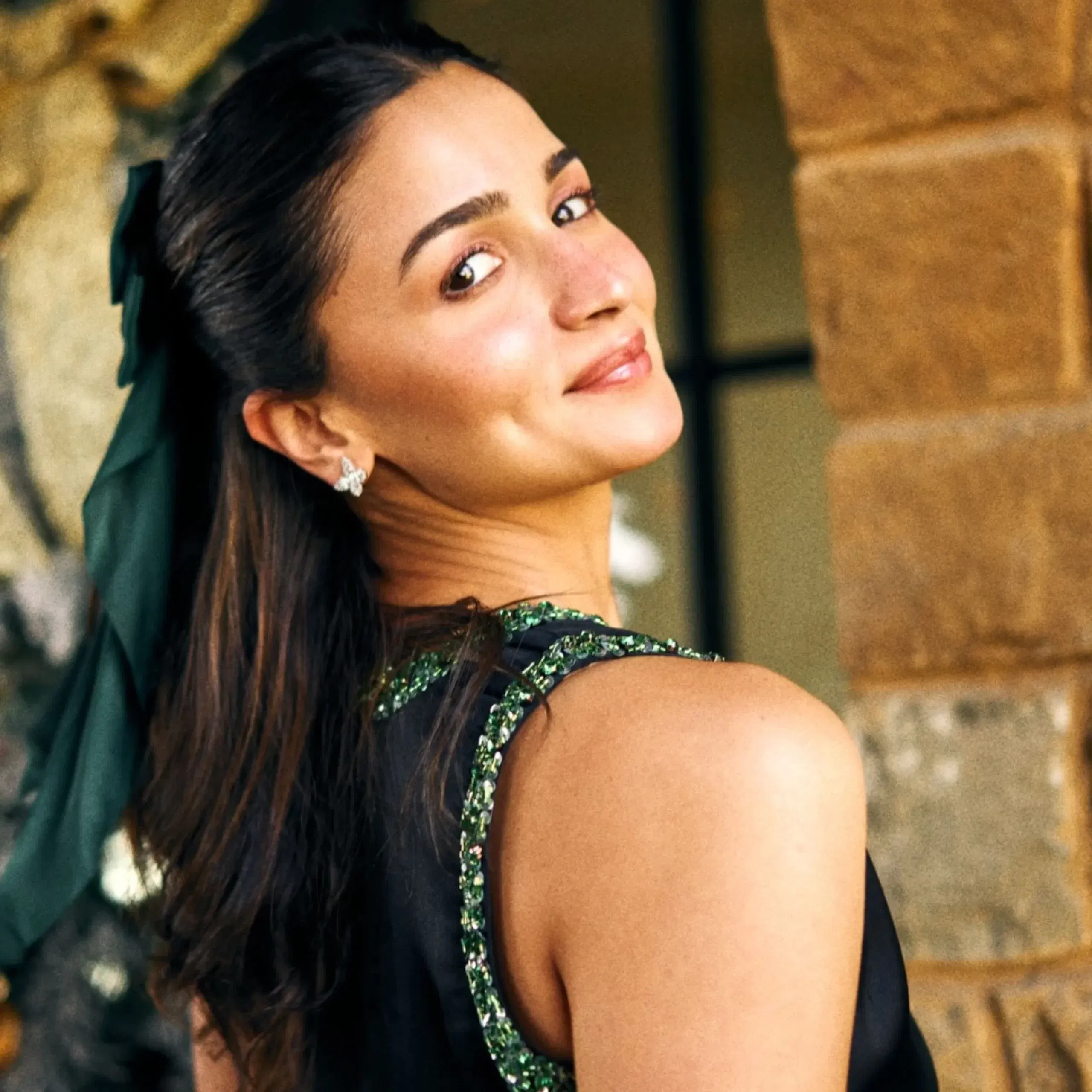 ਜੇਕਰ ਤੁਸੀਂ ਸਿੰਪਲ ਪਲਸ ਐਲੀਗੈਂਟ ਲੁੱਕ ਪਸੰਦ ਕਰਦੇ ਹੋ, ਤਾਂ ਤੁਸੀਂ ਆਲੀਆ ਭੱਟ ਦੇ ਇਸ ਮੇਕਅਪ ਲੁੱਕ ਨੂੰ ਰਿਕ੍ਰਿਏਟ ਕਰ ਸਕਦੇ ਹੋ। ਅਦਾਕਾਰਾ ਨੇ ਸਾਫਟ ਗਲੈਮ ਲੁੱਕ ਕੀਤਾ ਹੈ, ਜਿਸ ਬੇਸ ਕਾਈ ਲਾਈਟ ਰੱਖਿਆ ਹੈ। ਬ੍ਰਾਉਨ ਟਚ ਦੇ ਨਾਲ ਕੰਟੋਰ, ਲਿਪਸਟਿਕ ਅਤੇ ਆਈਸ਼ੈਡੋ ਅਪਲਾਈ ਕੀਤਾ ਹੈ। ਹਾਈਲਾਈਟ ਵੀ ਕਾਫੀ ਘੱਟ ਹੈ। ਆਲੀਆ ਦਾ ਲੁੱਕ ਨੈਚੁਰਲ ਲੱਗ ਦਿੰਦਾ ਹੈ। (ਕ੍ਰੈਡਿਟ: Credit: aliabhatt/Instagram)