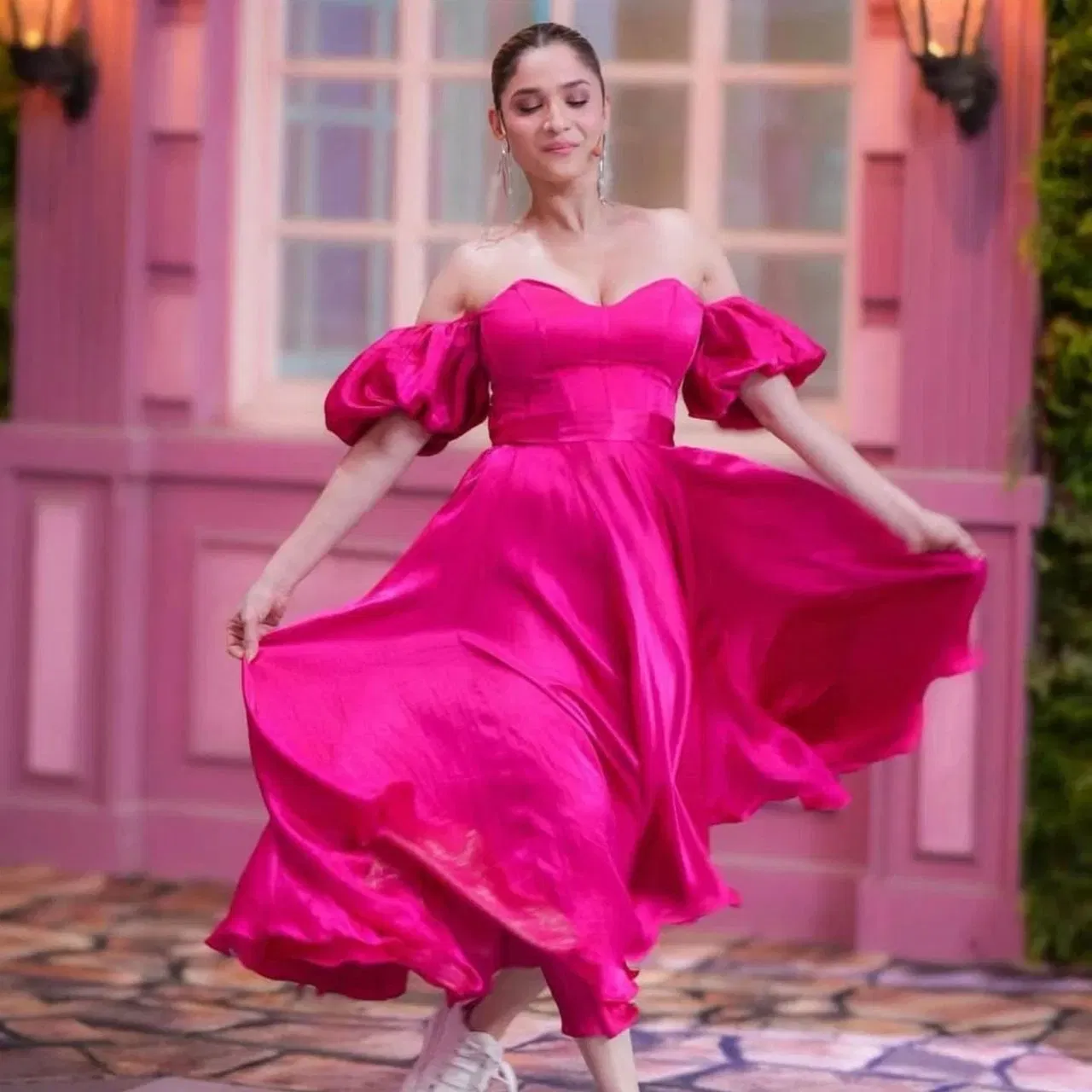 ਅੰਕਿਤਾ ਲੋਖੰਡੇ ਦੀ ਇਹ ਡਰੈੱਸ ਕਾਫੀ ਖੂਬਸੂਰਤ ਹੈ। ਇਸਨੂੰ ਪਾ ਕੇ ਬਿਲਕੁੱਲ ਪ੍ਰਿੰਸੈਸ ਵਰਗ੍ਹੀ ਵਾਈਬ ਆਵੇਗੀ। ਐਕਟ੍ਰੈਸ ਦੀ ਇਹ ਆਫ ਸ਼ੌਲਡਰ ਡਰੈੱਸ ਵਿੱਚ ਪੱਫੀ ਸਲੀਵ ਦਿੱਤੀ ਗਈ ਹੈ। ਸੈਟਿਨ ਫੈਬਰਿਕ ਦੀ ਇਸ ਡਰੈੱਸ ਨਾਲ ਐਕਟ੍ਰੇਸ ਨੇ ਸਲੀਕ ਬੰਨ ਬਣਾਇਆ ਹੈ ਅਤੇ ਸਾਫਟ ਗਲੈਮ ਮੇਕਅਪ ਕੀਤਾ ਹੈ। (Credit: ankitalokhande/Instagram)