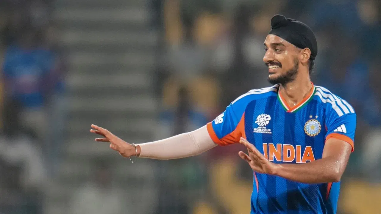 ਟੀ-20 ਵਿਸ਼ਵ ਕੱਪ 2026 ਦੇ ਸੁਪਰ 8 ਮੈਚ ਵਿੱਚ ਜ਼ਿੰਬਾਬਵੇ ਉੱਤੇ ਭਾਰਤ ਦੀ 72 ਦੌੜਾਂ ਦੀ ਜਿੱਤ ਦੌਰਾਨ, ਅਰਸ਼ਦੀਪ ਸਿੰਘ ਨੇ ਇੱਕ ਮਹੱਤਵਪੂਰਨ ਮੀਲ ਪੱਥਰ ਪ੍ਰਾਪਤ ਕੀਤਾ। ਉਹ ਮੈਚ ਵਿੱਚ ਭਾਰਤ ਦੇ ਸਭ ਤੋਂ ਸਫਲ ਗੇਂਦਬਾਜ਼ ਸਨ ਅਤੇ ਜਸਪ੍ਰੀਤ ਬੁਮਰਾਹ ਨੂੰ ਪਛਾੜ ਕੇ ਇੱਕ ਖਾਸ ਲਿਸਟ ਵਿੱਚ ਨੰਬਰ 1 ਬਣ ਗਏ। (PHOTO CREDIT- PTI)