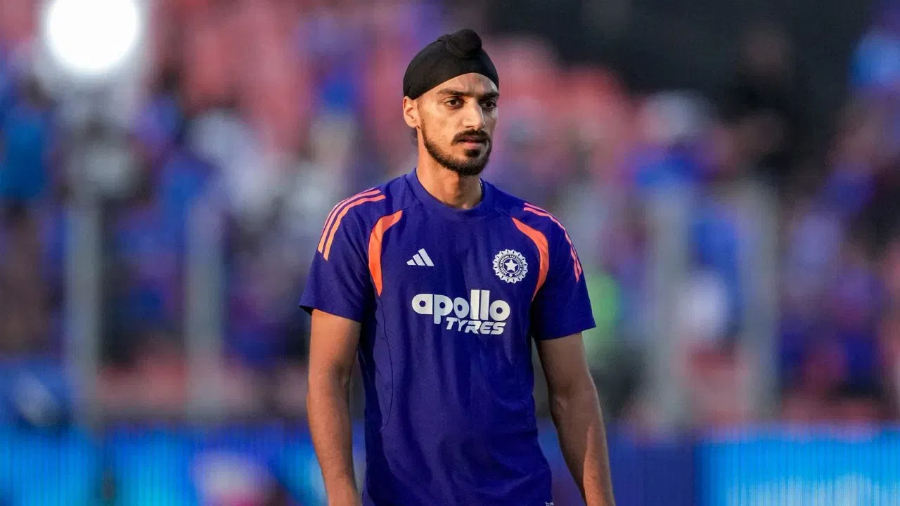 ਜਸਪ੍ਰੀਤ ਬੁਮਰਾਹ ਨੇ ਟੀ-20 ਵਿਸ਼ਵ ਕੱਪ ਵਿੱਚ 33 ਵਿਕਟਾਂ ਲਈਆਂ ਹਨ। ਜਦਕਿ, ਅਰਸ਼ਦੀਪ ਸਿੰਘ ਕੋਲ ਹੁਣ 35 ਵਿਕਟਾਂ ਹਨ। ਉਨ੍ਹਾਂ ਨੇ 19 ਮੈਚਾਂ ਵਿੱਚ ਇਹ ਵਿਕਟਾਂ 14.25 ਦੀ ਔਸਤ ਨਾਲ ਲਈਆਂ ਹਨ, ਜਿਸਦਾ ਇਕਾਨਮੀ ਰੇਟ ਸਿਰਫ 7.33 ਹੈ। (PHOTO CREDIT- PTI)