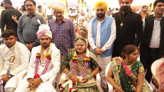 ਦਿਖਾਵਾ ਤੇ ਕੁਰੀਤੀਆਂ ਸਮਾਜ ਲਈ ਰੁਕਾਵਟ, ਸਮੂਹਿਕ ਵਿਆਹ 'ਚ ਬੋਲੇ ਕੇਜਰੀਵਾਲ