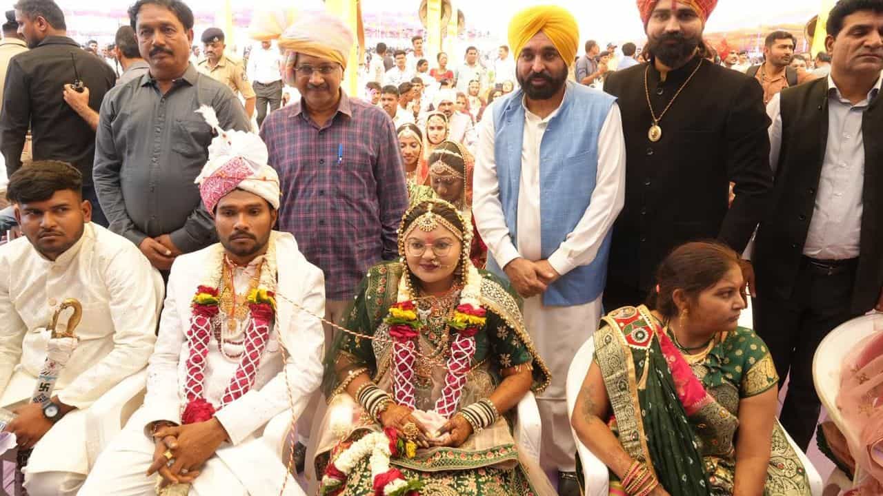 ਦਿਖਾਵਾ ਅਤੇ ਕੁਰੀਤੀਆਂ ਸਮਾਜ ਲਈ ਵੱਡੀ ਰੁਕਾਵਟ, ਗੁਜਰਾਤ ਚ ਸਮੂਹਿਕ ਵਿਆਹ ਸਮਾਗਮ ਚ ਪਹੁੰਚੇ ਅਰਵਿੰਦ ਕੇਜਰੀਵਾਲ ਤੇ CM ਮਾਨ