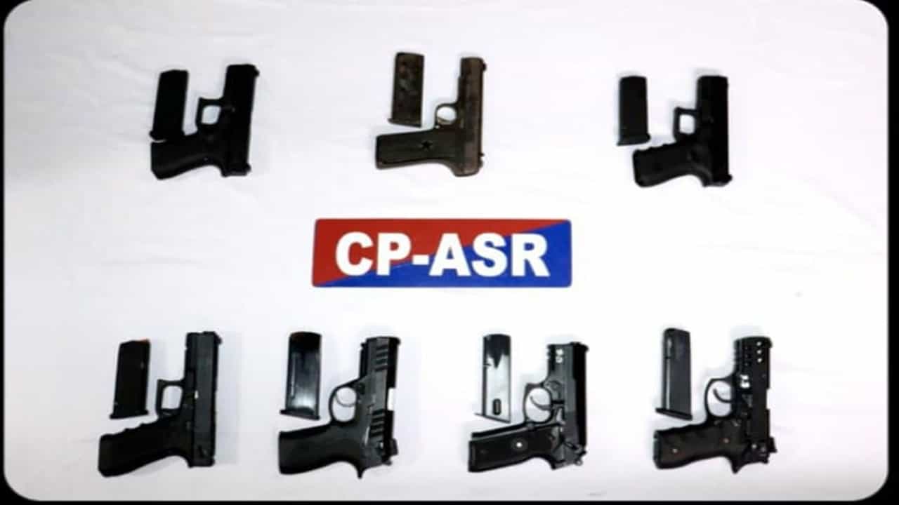 ਅੰਮ੍ਰਿਤਸਰ ਚ ਪੁਲਿਸ ਦੀ ਵੱਡੀ ਕਾਰਵਾਈ, ਦੋ ਮੁਲਜ਼ਮ ਗ੍ਰਿਫ਼ਤਾਰ, ਸੱਤ ਆਧੁਨਿਕ ਪਿਸਤੌਲ ਜ਼ਬਤ ਅੰਮ੍ਰਿਤਸਰ ਚ ਪੁਲਿਸ ਦੀ ਵੱਡੀ ਕਾਰਵਾਈ, ਦੋ ਮੁਲਜ਼ਮ ਗ੍ਰਿਫ਼ਤਾਰ, ਸੱਤ ਆਧੁਨਿਕ ਪਿਸਤੌਲ ਜ਼ਬਤ