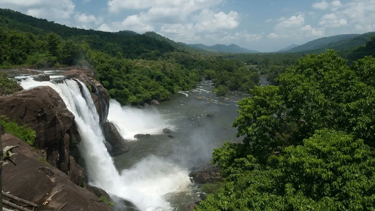 ਤ੍ਰਿਸ਼ੂਰ ਕਰੋ Explore: ਜੇਕਰ ਤੁਸੀਂ ਆਪਣੇ ਸਾਥੀ ਨਾਲ ਹਨੀਮੂਨ ਲਈ ਕੇਰਲ ਜਾ ਰਹੇ ਹੋ ਤਾਂ ਤੁਹਾਨੂੰ ਤ੍ਰਿਸ਼ੂਰ ਜਾਣਾ ਚਾਹੀਦਾ ਹੈ, ਜਿਸ ਨੂੰ ਕੇਰਲ ਦੀ ਸੱਭਿਆਚਾਰਕ ਰਾਜਧਾਨੀ ਵੀ ਕਿਹਾ ਜਾਂਦਾ ਹੈ। ਅਥੀਰਾਪਿੱਲੀ ਝਰਨੇ ਦੇ ਨਜ਼ਾਰੇ ਇੰਨੇ ਸੁੰਦਰ ਹਨ ਕਿ ਉਹ ਹਵਾ ਨੂੰ ਪਿਆਰ ਨਾਲ ਭਰ ਦਿੰਦੇ ਹਨ। ਇਹ ਜਗ੍ਹਾ ਸ਼ਾਂਤੀ ਨਾਲ ਵਧੀਆ ਸਮਾਂ ਬਿਤਾਉਣ ਲਈ ਸੰਪੂਰਨ ਹੈ। ਤੁਸੀਂ ਇੱਥੇ ਜੋੜਿਆਂ ਦੀਆਂ ਫੋਟੋਆਂ ਵੀ ਖਿਚਵਾ ਸਕਦੇ ਹੋ, ਕਿਉਂਕਿ ਦ੍ਰਿਸ਼ ਸ਼ਾਨਦਾਰ ਹਨ। (Image:pexels)