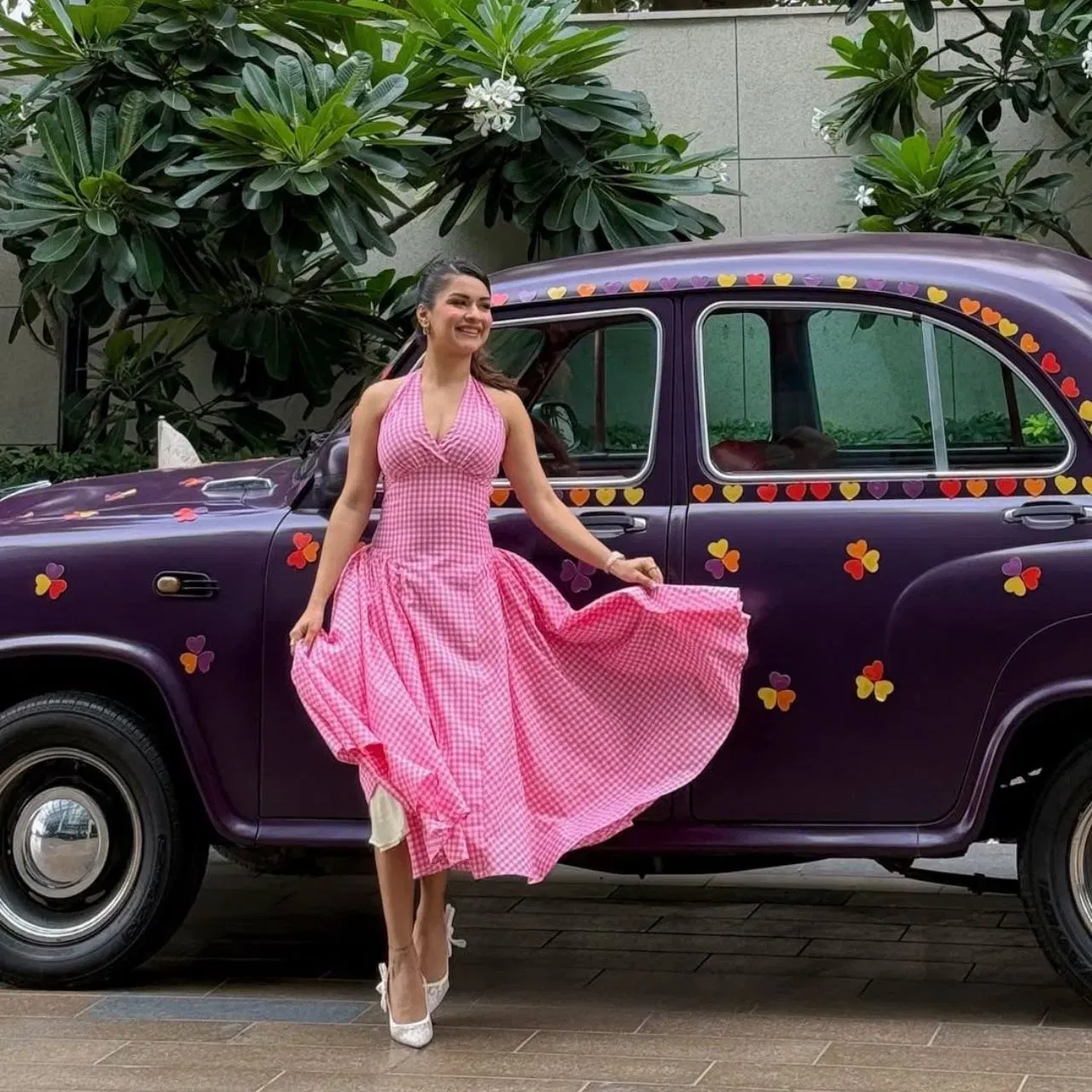 ਪਿੰਕ ਕਲਰ ਅੱਜ ਕੱਲ੍ਹ ਮੁੜ ਤੋਂ ਟ੍ਰੇਂਡ ਵਿੱਚ ਆ ਗਿਆ ਹੈ। ਜੇਕਰ ਤੁਸੀਂ ਪਿੰਕ ਪਹਿਨਣ ਦਾ ਸੋਚ ਰਹੇ ਹੋ ਤਾਂ ਤੁਸੀਂ ਅਵਨੀਤ ਕੌਰ ਦੀ ਇਸ ਡਰੈੱਸ ਤੋਂ ਇੰਸੀਪਰੇਸ਼ਨ ਲੈ ਸਕਦੇ ਹੋ। ਐਕਟ੍ਰੇਸ ਨੇ ਪਿੰਕ ਕਲਰਦੀ ਚੈੱਕ ਬੌਕਸ ਮੈਕਸੀ ਡਰੈੱਸ ਪਾਈ ਹੋਈ ਹੈ, ਇਸ ਵ4ਚ ਹਾਲਟਰ ਨੇਕਲਾਈਨ ਦਿੱਤਾ ਗਿਆ ਹੈ। ਇਸਦੇ ਨਾਲ ਅਵਨੀਤ ਨੇ ਕਲਾਸਿਕ ਪੋਨੀਟੇਲ ਬਣਾਈ ਹੈ।  (Credit:avneetkaur/Instagram)