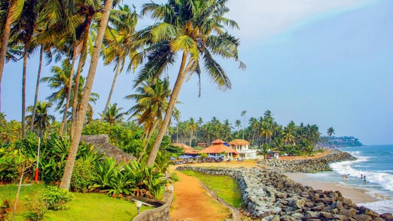 ਵਰਕਾਲਾ ਇੱਕ ਰੋਮਾਂਟਿਕ ਸਥਾਨ: ਵਰਕਾਲਾ ਹਨੀਮੂਨ ਲਈ ਇੱਕ ਰੋਮਾਂਟਿਕ ਸਥਾਨ ਹੈ। ਤੁਸੀਂ ਆਪਣੇ ਸਾਥੀ ਨਾਲ ਬੀਚ 'ਤੇ ਜਾ ਸਕਦੇ ਹੋ, ਜਿੱਥੇ ਉੱਚੀਆਂ ਚੱਟਾਨਾਂ ਹਨ। ਸਮੁੰਦਰ ਦਾ ਦ੍ਰਿਸ਼ ਸ਼ਾਨਦਾਰ ਹੈ। ਤੁਸੀਂ ਬੀਚ 'ਤੇ ਧੁੱਪ ਸੇਕ ਸਕਦੇ ਹੋ ਅਤੇ ਸਰਫਿੰਗ ਦਾ ਆਨੰਦ ਮਾਣ ਸਕਦੇ ਹੋ। (Image:pexels)