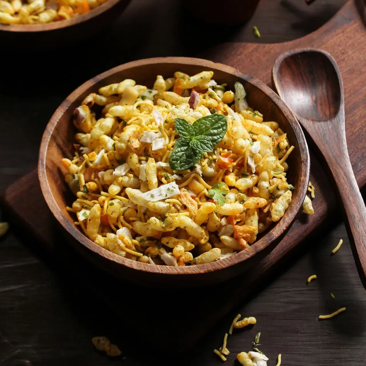 ਭੇਲ ਪੁਰੀ: ਜਦੋਂ ਘੱਟ ਤੇਲ ਵਾਲੇ ਸਨੈਕਸ ਦੀ ਗੱਲ ਆਉਂਦੀ ਹੈ, ਤਾਂ ਭੇਲ ਪੁਰੀ ਸਭ ਤੋਂ ਵਧੀਆ ਆਪਸ਼ਨ ਹੁੰਦਾ ਹੈ। ਬਸ ਇਸ ਵਿੱਚ ਬਾਜ਼ਾਰ ਵਿੱਚ ਬਣੀ ਭੁਜੀਆ ਨਾ ਪਾਓ। ਮੁਰਮੁਰੇ ਰੋਸਟ ਕਰ ਲਵੋ। ਇਸ ਦੇ ਨਾਲ, ਥੋੜ੍ਹੇ ਜਿਹੇ ਤੇਲ ਵਿੱਚ ਮੂੰਗਫਲੀ ਵੀ ਭੁੰਨ ਲਵੋ। ਹੁਣ ਹਲਕੇ ਮਸਾਲੇ, ਨਿੰਬੂ ਦਾ ਰਸ, ਕੱਟਿਆ ਹੋਇਆ ਪਿਆਜ਼ ਅਤੇ ਟਮਾਟਰ ਪਾਓ। ਤੁਹਾਡੀ ਮਸਾਲੇਦਾਰ ਭੇਲ ਪੁਰੀ ਤਿਆਰ ਹੈ।