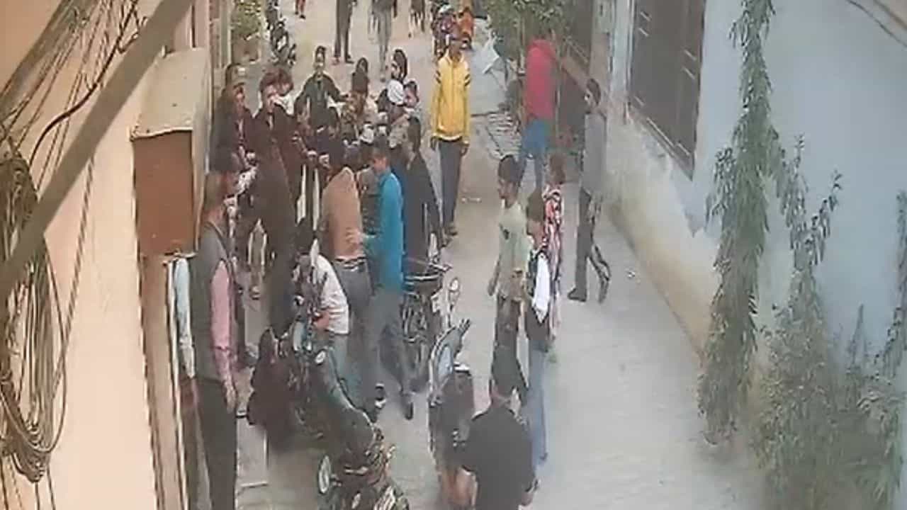 ਜਲੰਧਰ: ਅਵਾਰਾ ਕੁੱਤਿਆਂ ਨੂੰ ਲੈ ਕੇ ਦੋ ਧਿਰਾਂ ਚ ਝੜਪ, ਸੀਸੀਟੀਵੀ ਚ ਕੁੱਟ-ਮਾਰ ਦੀ ਵੀਡੀਓ ਕੈਦ