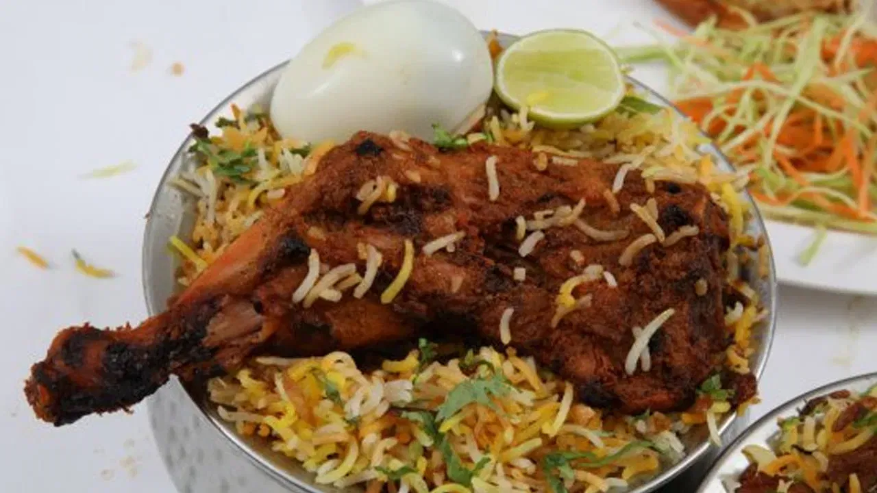 ਬਿਰਿਆਨੀ ਦੀ ਗੱਲ ਆਉਂਦੇ ਹੀ ਕਈ ਲੋਕਾਂ ਦੇ ਦਿਮਾਗ ਵਿੱਚ ਰਸੀਲੇ ਚਿਕਨ ਲੈੱਗ ਪੀਸ  ਦਾ ਖਿਆਲ ਆਉਂਦਾ ਹੈ। ਬੱਚਿਆਂ ਤੋਂ ਲੈ ਕੇ ਵੱਡਿਆਂ ਤੱਕ, ਹਰ ਕੋਈ ਲੈੱਗ ਪੀਸ ਨੂੰ ਖਾਉਣਾ ਚਾਹੁੰਦਾ ਹੈ। ਹਾਲਾਂਕਿ, ਹੁਣ ਇਹ  ਟੇਸਟੀ ਲੈੱਗ ਪੀਸ ਸਿਹਤ ਲਈ ਲਾਭਦਾਇਕ ਹੈ ਜਾਂ ਨਹੀਂ, ਇਸ ਬਾਰੇ ਕੁਝ ਜਾਣਕਾਰੀ ਸਾਹਮਣੇ ਆਈ ਹੈ।