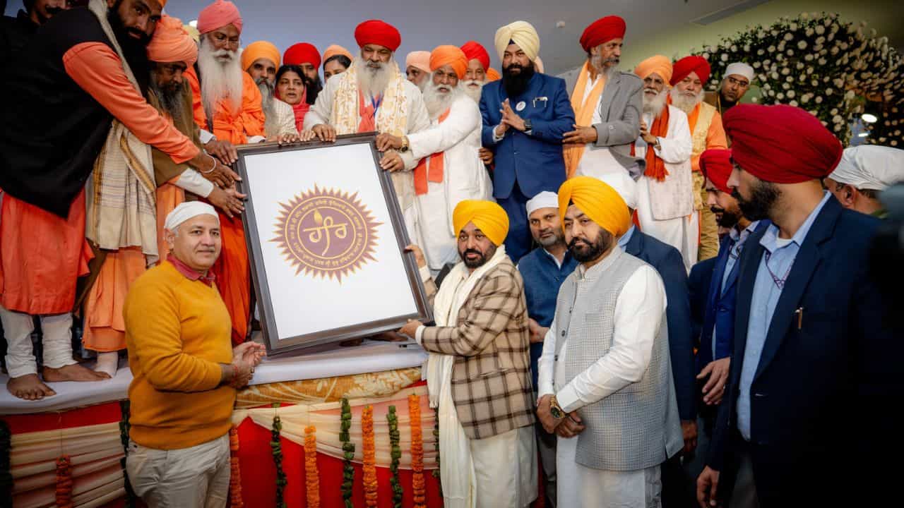 ਗੁਰੂ ਰਵਿਦਾਸ ਜੀ ਦੇ 650ਵੇਂ ਪ੍ਰਕਾਸ਼ ਪੁਰਬ ਤੇ ਪੂਰੇ ਸਾਲ ਚੱਲਣਗੇ ਸਮਾਗਮ, ਖੁਰਾਲਗੜ੍ਹ ਸਾਹਿਬ ਵਿਖੇ CM ਮਾਨ ਨੇ ਕੈਬਨਿਟ ਸਮੇਤ ਟੇਕਿਆ ਮੱਥਾ ਗੁਰੂ ਰਵਿਦਾਸ ਜੀ ਦੇ 650ਵੇਂ ਪ੍ਰਕਾਸ਼ ਪੁਰਬ ਤੇ ਪੂਰੇ ਸਾਲ ਚੱਲਣਗੇ ਸਮਾਗਮ, ਖੁਰਾਲਗੜ੍ਹ ਸਾਹਿਬ ਵਿਖੇ CM ਮਾਨ ਨੇ ਕੈਬਨਿਟ ਸਮੇਤ ਟੇਕਿਆ ਮੱਥਾ