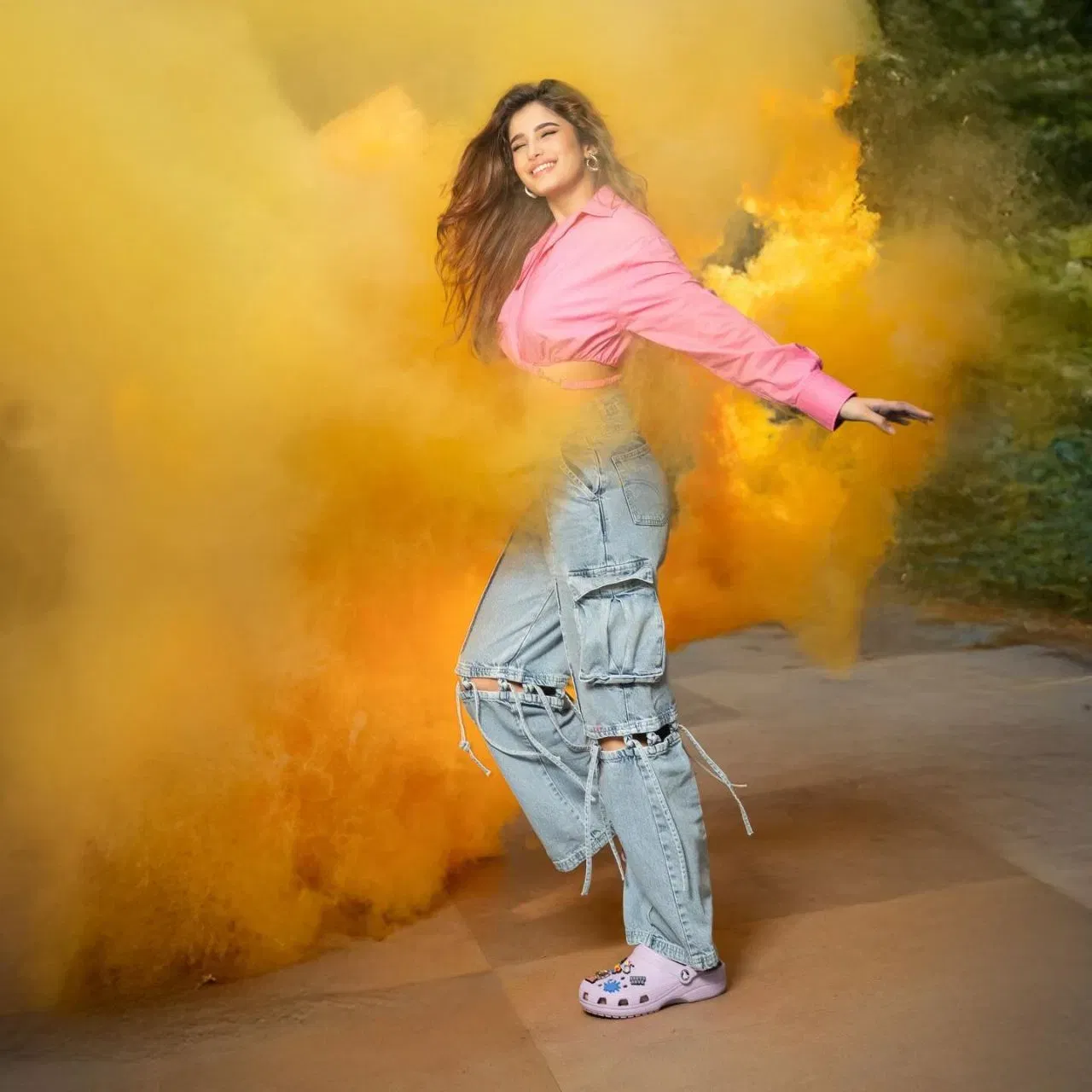 ਜੇਕਰ ਤੁਸੀਂ ਹੋਲੀ ਪਾਰਟੀ ਲਈ ਕੈਜੁਅਲ ਲੁੱਕ ਕ੍ਰਿਏਟ ਚਾਹੁੰਦੇ ਹੋ, ਤਾਂ ਤੁਸੀਂ ਰਾਸ਼ਾ ਥਡਾਨੀ ਤੋਂ ਇੰਸਪਿਰੇਸ਼ਨ ਲੈ ਸਕਦੇ ਹੋ। ਉਨ੍ਹਾਂ ਨੇ ਕਾਲਰ ਵਾਲਾ ਫੁੱਲ-ਸਲੀਵਡ ਪਿੰਕ ਕ੍ਰੌਪ-ਟੌਪ ਕੈਰੀ ਕੀਤਾ ਹੈ, ਜਿਸਦੇ ਨਾਲ ਵਾਈਡ ਜੀਨਸ ਹੈ, ਜੋ ਕਾਫ਼ੀ ਕੰਫਰਟੇਬਲ ਰਹੇਗਾ। ਰਾਸ਼ਾ ਨੇ ਮੀਡੀਅਮ ਸਾਈਜ ਦੇ ਹੂਪ ਈਅਰਰਿੰਗਸ ਕੈਰੀ ਕੀਤੇ ਹਨ ਅਤੇ ਨੈਚੁਰਲ ਮੇਕਅਪ ਨਾਲ ਲੁੱਕ ਨੂੰ ਕੰਪਲੀਟ ਕੀਤਾ ਹੈ।