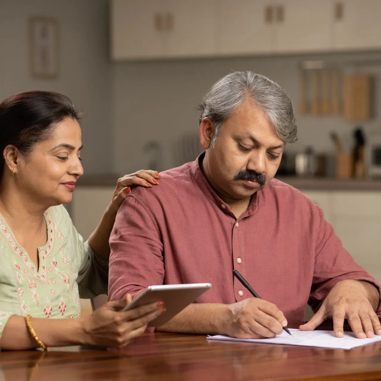 ਬਜਟ ਸੂਚੀ ਬਣਾਉਣਾ ਜ਼ਰੂਰੀ: ਤਿਉਹਾਰਾਂ ਦੇ ਸੀਜ਼ਨ ਦੌਰਾਨ ਖਰੀਦਦਾਰੀ ਕਰਨ ਤੋਂ ਪਹਿਲਾਂ, ਇੱਕ ਮੋਟਾ ਬਜਟ ਬਣਾਉਣਾ ਬਹੁਤ ਜ਼ਰੂਰੀ ਹੈ। ਉਦਾਹਰਣ ਵਜੋਂ, ਤੁਸੀਂ ਤਿਉਹਾਰਾਂ ਨਾਲ ਸਬੰਧਤ ਖਰੀਦਦਾਰੀ 'ਤੇ ਕਿੰਨਾ ਖਰਚ ਕਰੋਗੇ ਅਤੇ ਜ਼ਰੂਰੀ ਕਰਿਆਨੇ ਲਈ ਤੁਹਾਨੂੰ ਕਿੰਨੀ ਜ਼ਰੂਰਤ ਹੋਏਗੀ। ਉਲਝਣ ਤੋਂ ਬਚਣ ਅਤੇ ਵਾਧੂ ਚੀਜ਼ਾਂ ਖਰੀਦਣ ਤੋਂ ਬਚਣ ਲਈ ਇਨ੍ਹਾਂ ਸਾਰੀਆਂ ਚੀਜ਼ਾਂ ਦੀ ਇੱਕ ਸੂਚੀ ਬਣਾਓ।