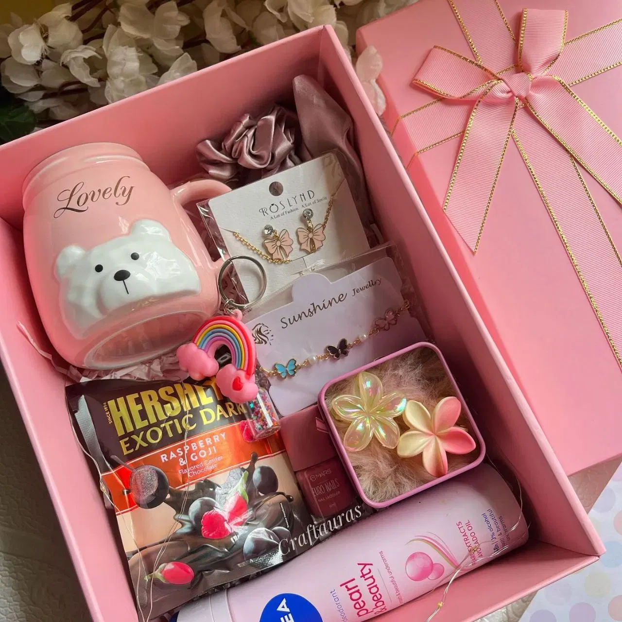 ਰੋਜ਼ ਡੇ 'ਤੇ, ਸਿਰਫ਼ ਗੁਲਾਬ ਨਾਲ ਹੀ ਕੰਮ ਨਹੀਂ ਚੱਲਣ ਵਾਲਾ ਹੈ। ਇਸ ਦੇ ਨਾਲ, ਆਪਣੇ ਸਾਥੀ ਨੂੰ ਕਸਟਮਾਈਜ਼ ਗਿਫਟ ਬਾਕਸ ਦਿਓ। ਇਸ ਵਿੱਚ ਉਨ੍ਹਾਂ ਦੀ ਪਸੰਦ ਦੀਆਂ ਚੀਜ਼ਾਂ ਨਾਲ ਰੱਖੋ, ਜਿਵੇਂ ਕਿ ਟੈਡੀ ਬੀਅਰ, ਕੁਝ ਚਾਕਲੇਟ, ਹੇਅਰ ਕਲਿੱਪ, ਰਬੜ ਬੈਂਡ, ਚੂੜੀਆਂ, ਇੱਕ ਗੁਲਾਬ, ਅਤੇ ਈਅਰ ਰਿੰਗਸ। ਕੁੜੀਆਂ ਨੂੰ ਅਜਿਹੇ ਤੋਹਫ਼ੇ ਬਹੁਤ ਪਸੰਦ ਆਉਂਦੇ ਹਨ ਅਤੇ ਇਸ ਵਿੱਚ ਤੁਹਾਡੇ ਐਫਰਟਸ ਵੀ ਦਿਖਦੇ ਹਨ ਕਿ ਤੁਸੀਂ ਉਨ੍ਹਾਂ ਬਾਰੇ ਕਿੰਨਾ ਸੋਚਦੇ ਹੋ। (Credit: craftauras/Instagram)