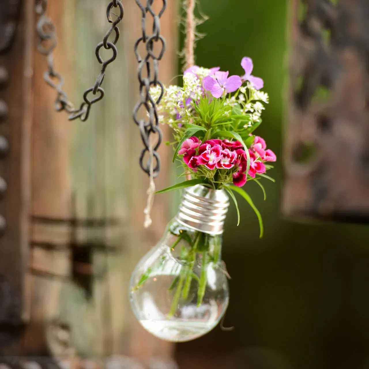 DIY ਸਜਾਵਟ ਕਰਨ ਹੈ ਬਿਹਤਰ ਹੁੰਦੀ: ਛੁੱਟੀਆਂ ਲਈ ਆਪਣੇ ਘਰ ਨੂੰ ਸਜਾਉਣ ਲਈ ਜ਼ਰੂਰੀ ਨਹੀਂ ਕਿ ਤੁਹਾਡੇ ਬਜਟ ਦਾ ਵੱਡਾ ਹਿੱਸਾ ਖਰਚ ਕਰਨਾ ਪਵੇ। DIY ਸਜਾਵਟ 'ਤੇ ਧਿਆਨ ਕੇਂਦਰਤ ਕਰੋ। ਇਸ ਨਾਲ ਮਹਿਮਾਨ ਤੁਹਾਡੀ ਸਿਰਜਣਾਤਮਕਤਾ ਲਈ ਪ੍ਰਸ਼ੰਸਾ ਪ੍ਰਾਪਤ ਕਰਨਗੇ ਅਤੇ ਤੁਹਾਨੂੰ ਬੇਲੋੜੇ ਖਰਚਿਆਂ ਤੋਂ ਬਚਾਇਆ ਜਾਵੇਗਾ। ਦਰਅਸਲ, DIY ਸਜਾਵਟ ਤੁਹਾਡੇ ਘਰ ਵਿੱਚ ਪਹਿਲਾਂ ਤੋਂ ਮੌਜੂਦ ਬਹੁਤ ਸਾਰੀਆਂ ਚੀਜ਼ਾਂ ਨੂੰ ਦੁਬਾਰਾ ਵਰਤ ਸਕਦੀ ਹੈ।