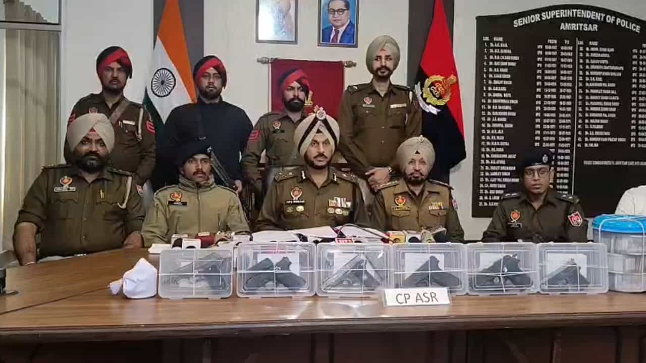 ਕ੍ਰਾਸ ਬਾਰਡਰ ਤਸਕਰੀ ਮਾਡਿਊਲ ਦਾ ਪਰਦਾਫਾਸ਼, 5 ਮੁਲਜ਼ਮ ਗ੍ਰਿਫ਼ਤਾਰ, 6 ਆਧੁਨਿਕ ਪਿਸਤੌਲ-ਹੈਰੋਇਨ-ਕਾਰ ਤੇ 12 ਲੱਖ ਰੁਪਏ ਡਰੱਗ ਮਨੀ ਬਰਾਮਦ