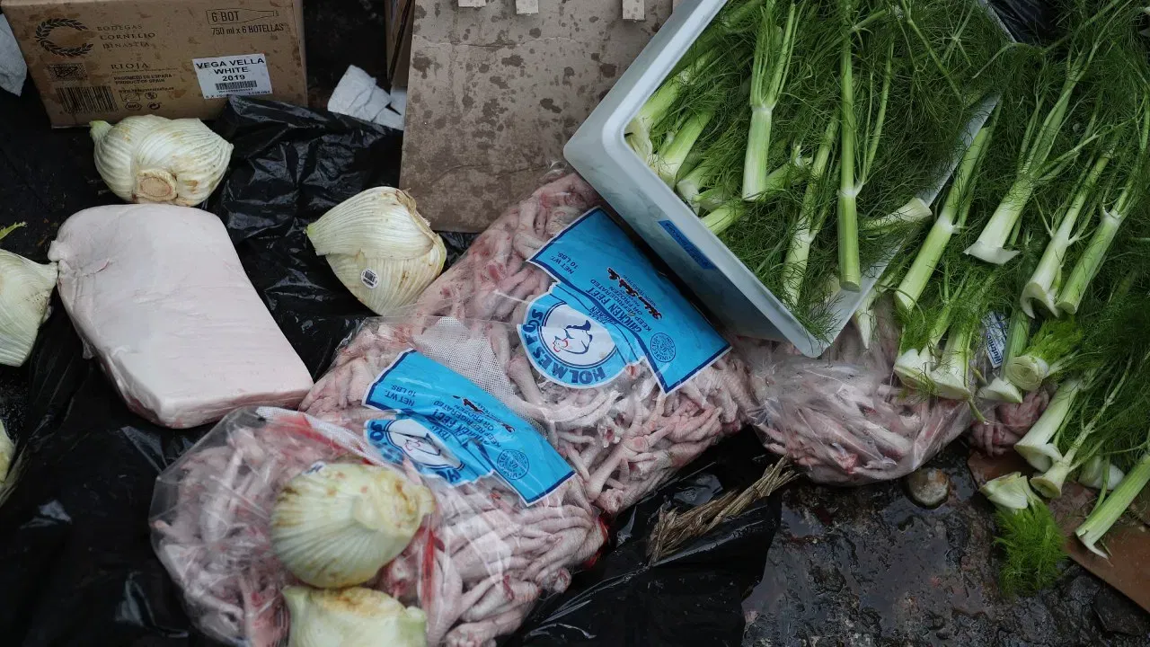 ਕਿੰਨਾ ਜੁਰਮਾਨਾ ਲੱਗਦਾ ਹੈ? ਫਰਾਂਸ ਵਿੱਚ, ਭੋਜਨ ਬਰਬਾਦ ਕਰਨ ਵਾਲੀਆਂ ਸੁਪਰਮਾਰਕੀਟਾਂ ਨੂੰ 75,000 ਯੂਰੋ ਤੱਕ ਦਾ ਜੁਰਮਾਨਾ ਹੋ ਸਕਦਾ ਹੈ। ਭਾਰਤੀ ਮੁਦਰਾ ਵਿੱਚ ਜੁਰਮਾਨਾ ਲਗਭਗ 8,052,975 ਰੁਪਏ ਹੈ। ਕਿਸੇ ਹੋਰ ਦੇਸ਼ ਵਿੱਚ ਭੋਜਨ ਦੀ ਬਰਬਾਦੀ ਸੰਬੰਧੀ ਇੰਨੇ ਸਖ਼ਤ ਨਿਯਮ ਨਹੀਂ ਹਨ। (ਫੋਟੋ: Joe Raedle/Getty Images)