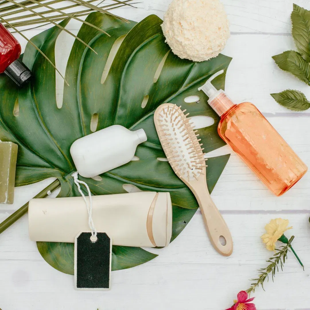 ਹੇਅਰ ਕੇਅਰ ਪ੍ਰੋਡੈਕਟ: ਵੈਲੇਨਟਾਈਨ ਡੇਅ ਲਈ ਜੇਕਰ ਅਜਿਹ ਗਿਫਟ ਦੀ ਗੱਲ ਕਰੀਏ ਜੋ ਮੁੰਡਾ ਅਤੇ ਕੁੜੀ ਦੋਵਾਂ ਲਈ ਬੈਸਟ ਰਹੇ ਤਾਂ ਤੁਸੀਂ ਆਪਣੇ ਲਵ ਪਾਰਟਨਰ ਨੂੰ ਹੇਅਰ ਕੇਅਰ ਪ੍ਰੋਡੈਕਟ ਗਿਫਟ ਕਰ ਸਕਦੇ ਹੋ। ਇਸ ਵਿੱਚ ਕੌਂਬ ਤੋਂ ਇਲਾਵਾ ਹੇਅਰ ਸੀਰਮ, ਹੇਅਰ ਆਇਲ, ਇੱਕ ਚੰਗਾ ਸ਼ੈਂਪੂ ਅਤੇ ਹੇਅਰ ਸੈੱਟ ਕਰ ਵਾਲਾ ਸਪਰੇਅ ਵਰਗੀਆਂ ਚੀਜ਼ਾਂ ਸ਼ਾਮਲ ਕਰ ਸਕਦੇ ਹੌ। (Getty)