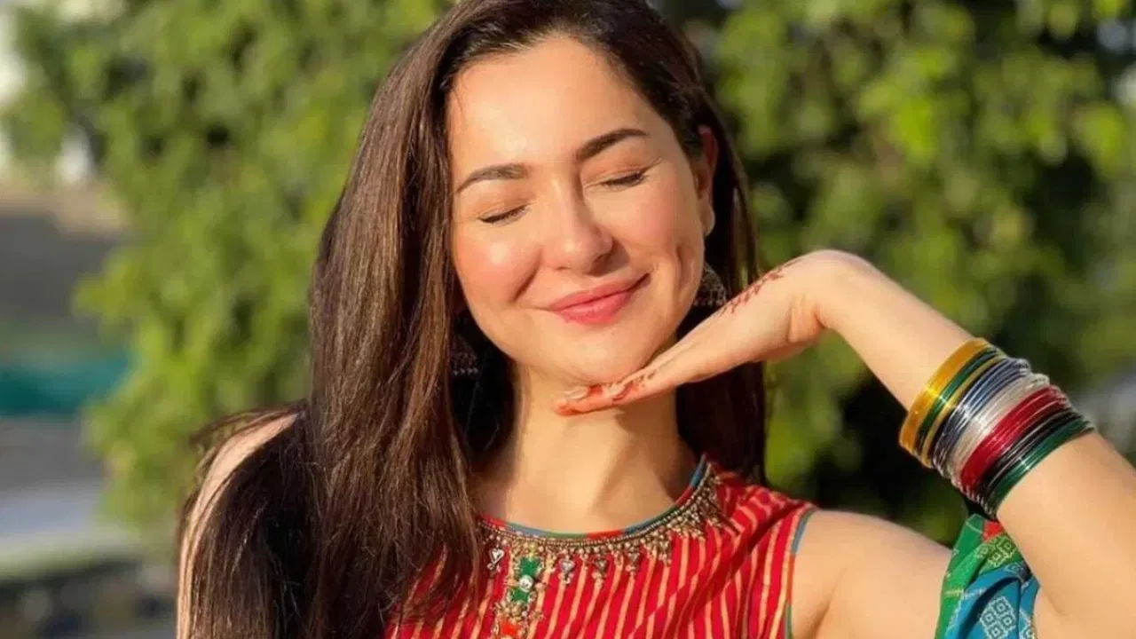 ਪਾਕਿਸਤਾਨੀ ਸਿਨੇਮਾ ਦੀ ਫੇਮਸ ਐਕਟ੍ਰੈਸ ਹਾਨੀਆ ਆਮਿਰ ਇਨ੍ਹੀਂ ਦਿਨੀਂ ਅਚਾਨਕ ਸੋਸ਼ਲ ਮੀਡੀਆ ਅਤੇ ਫੈਨਸ ਦੀ ਦਿਲਚਸਪੀ ਦਾ ਕੇਂਦਰ ਬਣ ਗਈ ਹੈ। ਰਿਪੋਰਟਾਂ ਹਨ ਕਿ ਅਦਾਕਾਰਾ ਆਪਣੇ ਲੌਂਗ ਟਾਈਮ ਬੁਆਏਫ੍ਰੈਂਡ ਅਤੇ ਸਿੰਗਰ ਅਸੀਮ ਅਜ਼ਹਰ ਨਾਲ ਨਿਕਾਹ ਕਰਨ ਵਾਲੀ ਹੈ, ਜੋ ਕਿ ਰਮਜ਼ਾਨ 2026 ਵਿੱਚ ਹੋ ਸਕਦਾ ਹੈ।