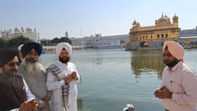 ਸ੍ਰੀ ਹਰਿਮੰਦਰ ਸਾਹਿਬ ਨਤਮਸਤਕ ਹੋਏ ਹੰਸ ਰਾਜ ਹੰਸ, ਸਿਆਸਤ ਨੂੰ ਦੱਸਿਆ 'ਕਰਮ ਚੱਕਰ'