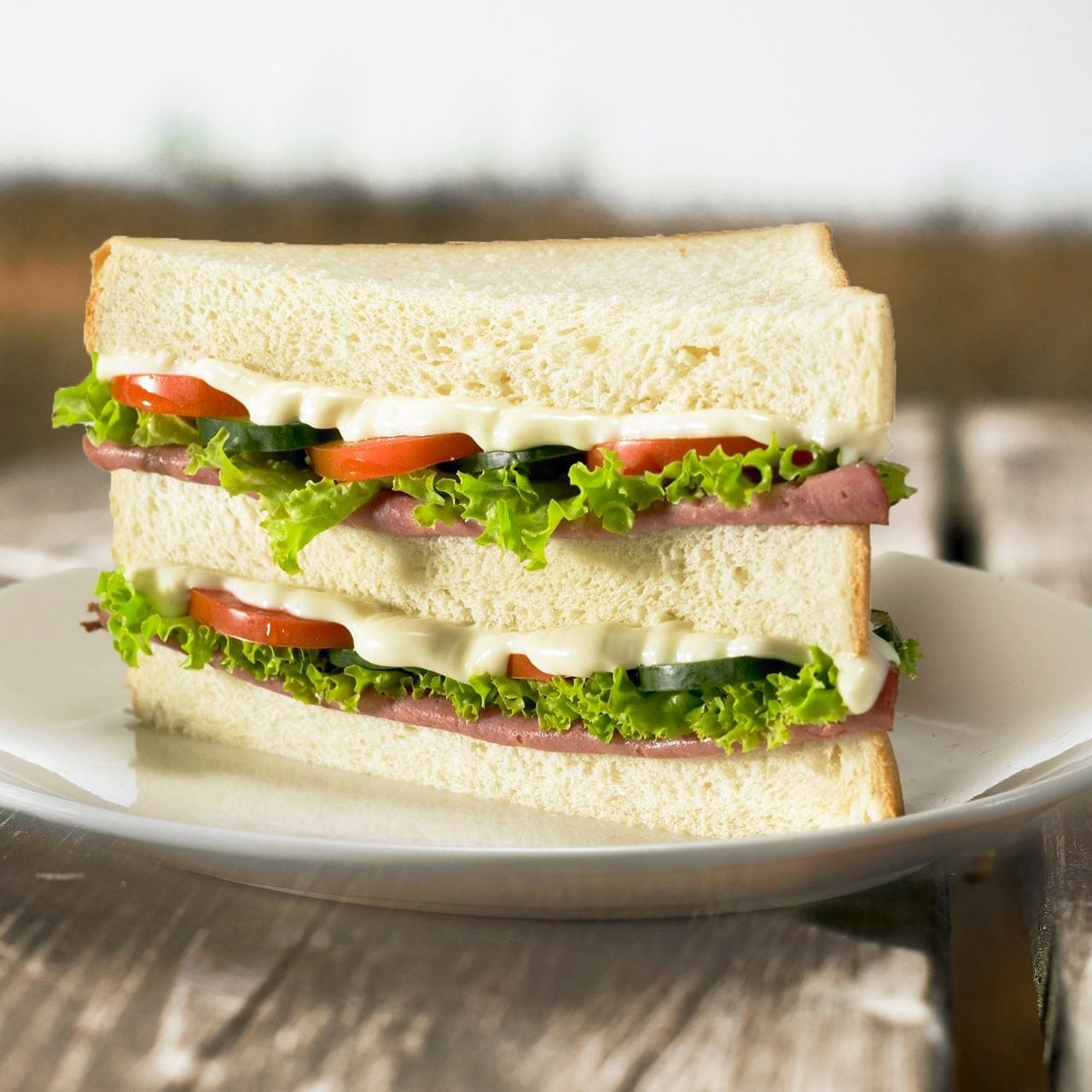 ਪ੍ਰੋਟੀਨ ਨਾਲ ਭਰਪੂਰ ਸੈਂਡਵਿਚ: ਦੁਪਹਿਰ ਦੇ ਖਾਣੇ ਲਈ, ਤੁਸੀਂ ਮਲਟੀਗ੍ਰੇਨ ਬਰੈੱਡ 'ਤੇ ਮੂੰਗਫਲੀ ਦਾ ਮੱਖਣ ਲਗਾ ਕੇ ਪ੍ਰੋਟੀਨ ਨਾਲ ਭਰਪੂਰ ਸੈਂਡਵਿਚ ਬਣਾ ਸਕਦੇ ਹੋ। ਇਹ ਜਲਦੀ ਤਿਆਰ ਹੋ ਜਾਂਦਾ ਹੈ। ਜੇ ਤੁਸੀਂ ਚਾਹੋ, ਤਾਂ ਤੁਸੀਂ ਇਸ ਵਿੱਚ ਕੇਲੇ ਦੇ ਟੁਕੜੇ ਪਾ ਸਕਦੇ ਹੋ, ਜੋ ਇਸ ਨੂੰ ਇੱਕ ਹੋਰ ਵੀ ਕਰੀਮੀ ਬਣਤਰ ਦਿੰਦਾ ਹੈ।