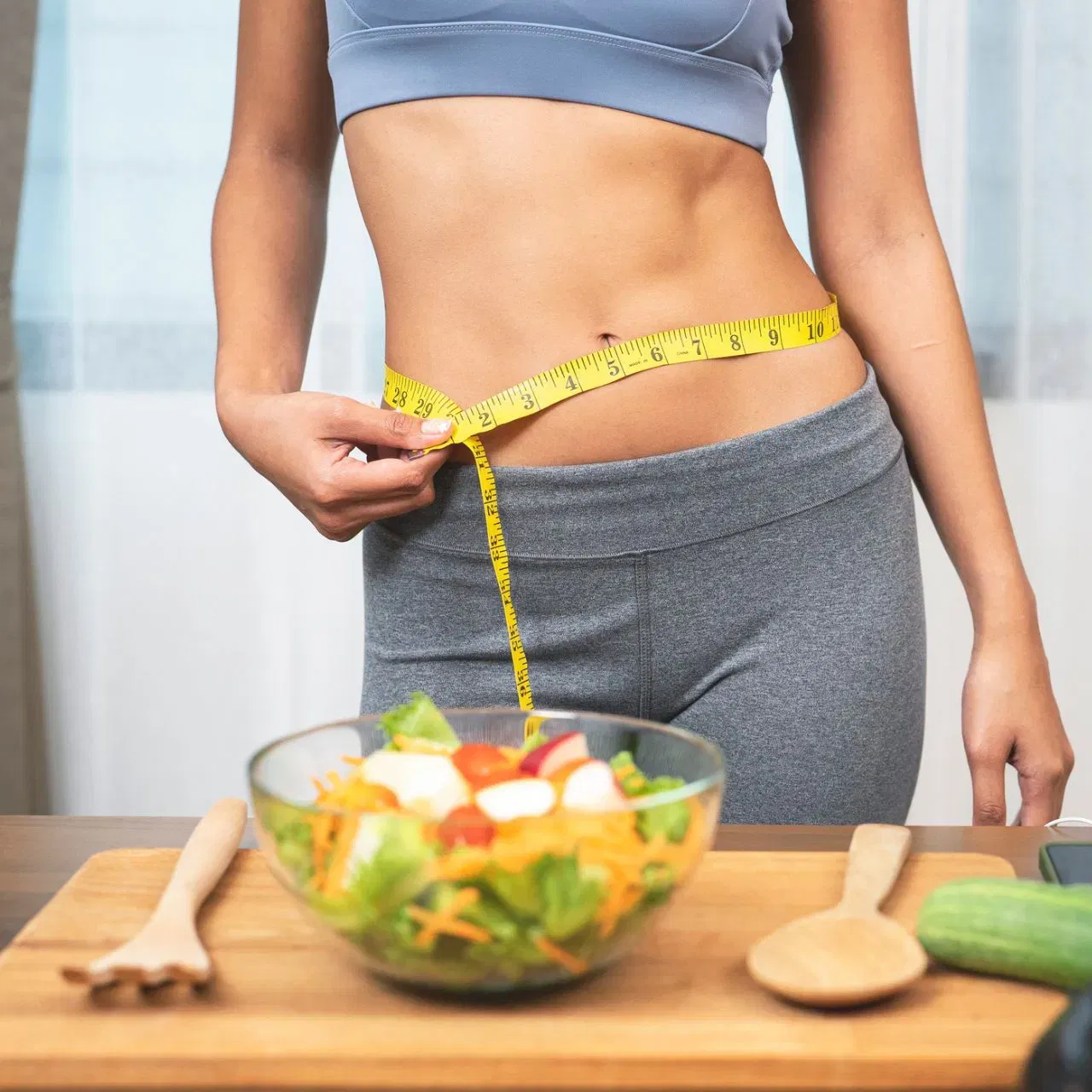 ਦਿਨ ਵੇਲੇ ਲੱਗਣ ਵਾਲੀ ਛੋਟੀ-ਛੋਟੀ ਭੁੱਖ ਲਈ  ਕਰੰਚੀ ਸਨੈਕਸ ਖਾਣ ਦਾ ਦਿਲ ਹੋਵੇ ਤਾਂ ਕਈ ਵਾਰ ਲੋਕ ਇਸ ਡਰ ਤੋਂ ਨਹੀਂ ਖਾਂਦੇ ਕਿ ਇਸ ਨਾਲ ਭਾਰ ਵਧ ਸਕਦਾ ਹੈ। ਇਸੇ ਤਰ੍ਹਾਂ, ਵੇਟ ਲੌਸ ਜਰਨੀ 'ਤੇ ਰਹਿਣ ਵਾਲੇ ਲੋਕਾਂ ਨੂੰ ਲੱਗਦਾ ਹੈ ਕਿ ਉਨ੍ਹਾਂ ਨੂੰ ਸੁਆਦ ਨਾਲ ਸਮਝੌਤਾ ਕਰਨਾ ਪਵੇਗਾ, ਪਰ ਅਜਿਹੀਆਂ ਬਹੁਤ ਸਾਰੀਆਂ ਰੈਸਿਪੀ ਹਨ ਜੋ ਸੁਆਦੀ ਅਤੇ ਹੈਲਦੀ ਦੋਵੇਂ ਹਨ। ਆਓ ਸੁਆਦੀ ਕਰੰਚੀ ਸਨੈਕਸ ਬਾਰੇ ਜਾਣੀਏ ਜੋ ਘੱਟ ਤੇਲ ਨਾਲ ਤਿਆਰ ਹੋ ਸਕਦੇ ਹਨ।  (All Image: Getty Images)