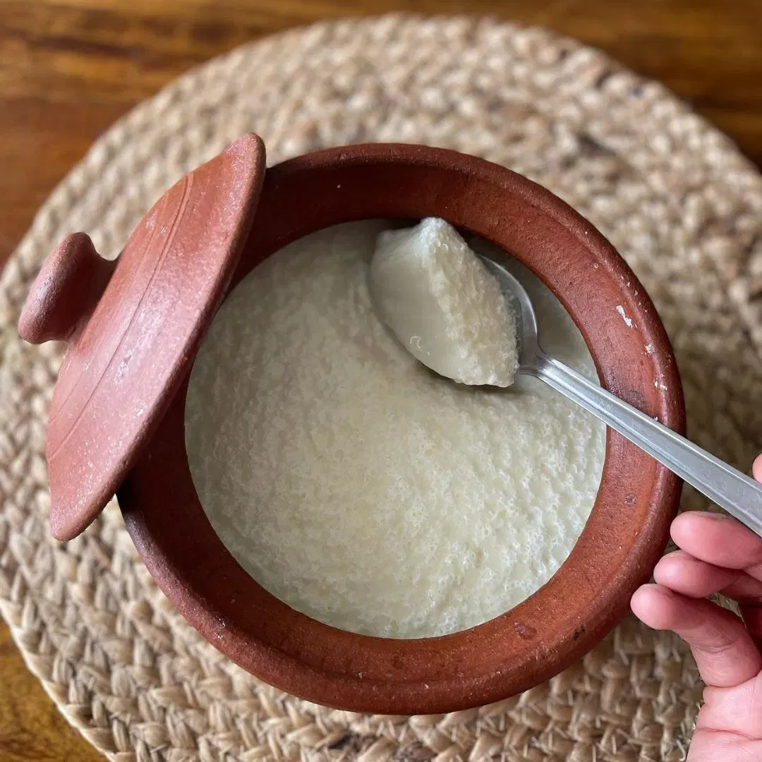 ਘਰ ਵਿੱਚ ਬਣੀ ਦਹੀਂ: ਜਦੋਂ ਖੁਰਾਕ ਵਿੱਚ ਪ੍ਰੋਬਾਇਓਟਿਕ ਫਰਮੈਟੇਡ ਫੂਡ ਨੂੰ ਸ਼ਾਮਲ ਕਰਨ ਦੀ ਗੱਲ ਆਉਂਦੀ ਹੈ, ਤਾਂ ਸਭ ਤੋਂ ਆਸਾਨ ਤਰੀਕਾ ਹੈ ਕਿ ਤੁਸੀਂ ਦਹੀਂ ਖਾਓ ਪਰ ਇਹ ਯਕੀਨੀ ਬਣਾਓ ਕਿ ਇਹ ਘਰ ਵਿੱਚ ਬਣਿਆ ਹੋਵੇ। ਪੈਕ ਕੀਤਾ ਦਹੀਂ ਹੁਣ ਬਾਜ਼ਾਰ ਵਿੱਚ ਉਪਲਬਧ ਹੈ, ਜੋ ਸਿਹਤਮੰਦ ਨਹੀਂ ਹੈ, ਇਸ ਲਈ ਇਸਨੂੰ ਘਰ ਵਿੱਚ ਹੀ ਬਣਾਓ। (Image: dtzmyjam)