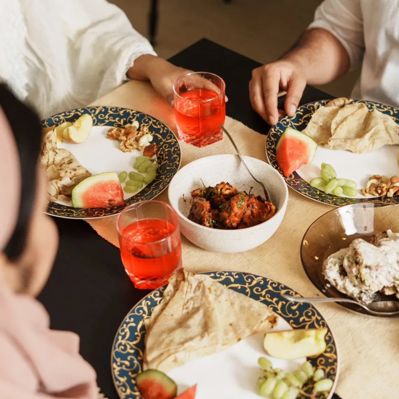 ਇਫਤਾਰ ਨੂੰ ਬਹੁਤ ਖਾਸ ਵੀ ਮੰਨਿਆ ਜਾਂਦਾ ਹੈ ਕਿਉਂਕਿ ਇਸ ਨਾਲ ਸਾਨੂੰ ਆਪਣੇ ਅਜ਼ੀਜ਼ਾਂ ਨਾਲ ਸਮਾਂ ਬਿਤਾਉਣ ਦਾ ਮੌਕਾ ਮਿਲਦਾ ਹੈ। ਇਸ ਦੌਰਾਨ ਕਈ ਤਰ੍ਹਾਂ ਦੇ ਟੇਸਟੀ ਪਕਵਾਨ ਖਾਧੇ ਜਾਂਦੇ ਹਨ। ਹਾਲਾਂਕਿ, ਅਸੀਂ ਇੱਥੇ ਕੁਝ ਬਹੁਤ ਜਲਦੀ ਬਣਨ ਵਾਲੀ ਰੈਸਪੀਜ਼ ਸ਼ੇਅਰ ਕਰਨ ਜਾ ਰਹੇ ਹਾਂ।