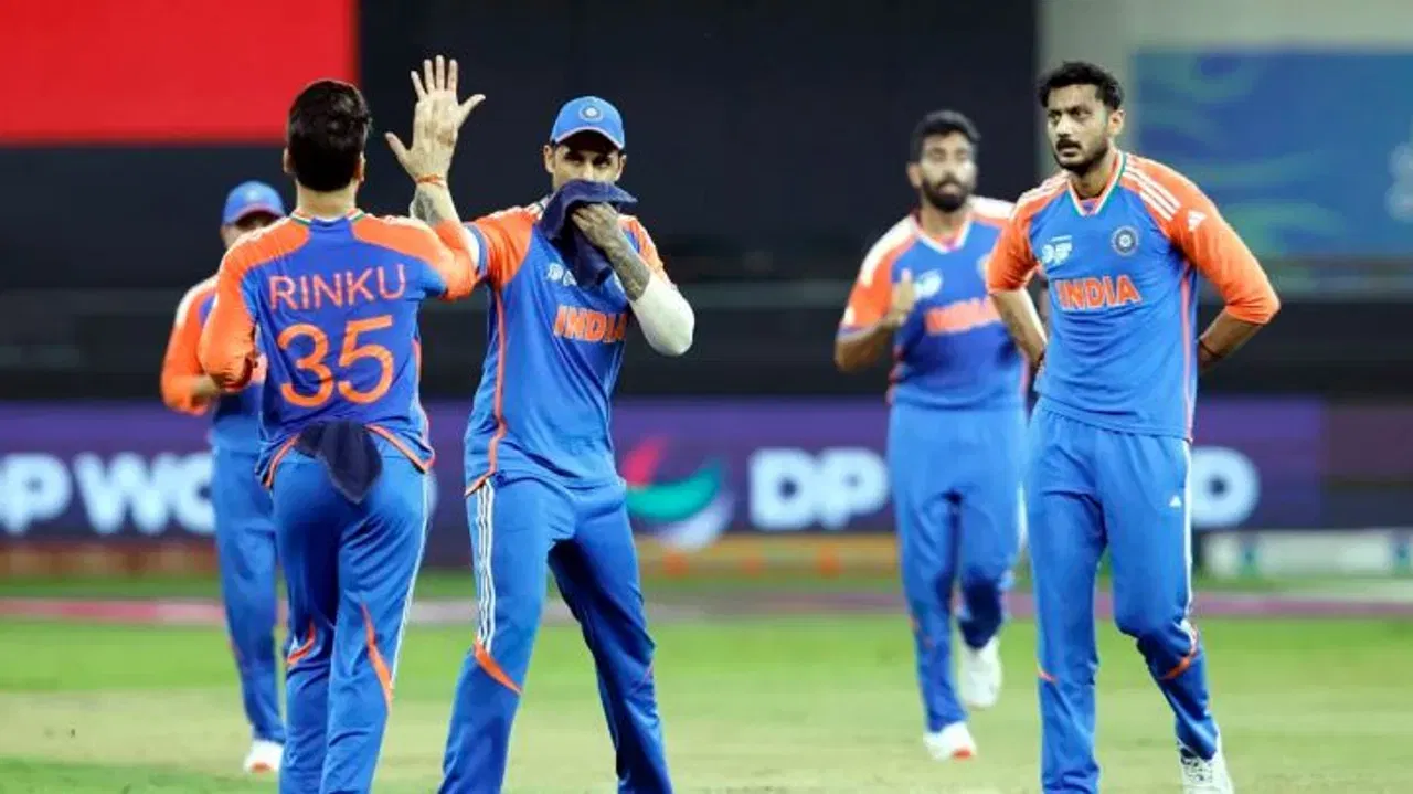 ਇਸ ਸਾਲ ਦੇ ਟੀ-20 ਵਿਸ਼ਵ ਕੱਪ ਵਿੱਚ ਭਾਰਤ ਅਤੇ ਪਾਕਿਸਤਾਨ ਵਿਚਕਾਰ ਮੈਚ ਦੀ ਪੂਰੀ ਦੁਨੀਆ ਬੇਸਬਰੀ ਨਾਲ ਉਡੀਕ ਕਰ ਰਹੀ ਹੈ। ਕਈ ਦਿਨਾਂ ਤੋਂ, ਪਾਕਿਸਤਾਨ ਭਾਰਤ ਖਿਲਾਫ ਖੇਡਣ ਤੋਂ ਇਨਕਾਰ ਕਰ ਰਿਹਾ ਸੀ। ਪਰ, ਆਈਸੀਸੀ ਦੀ ਝਾੜ ਤੋਂ ਬਾਅਦ ਲਾਈਨ ਤੇ ਆਏ ਗੁਆਂਢੀ ਮੁਲਕ ਇਸ ਮੈਚ ਲਈ ਤਿਆਰ ਹੋ ਗਿਆ। ਹੁਣ ਇਹ ਮੈਚ 15 ਤਾਰੀਕ ਨੂੰ ਕੋਲੰਬੋ ਵਿੱਚ ਹੋਣ ਜਾ ਰਿਹਾ ਹੈ।