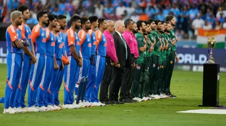 ਹੁਣ ਸਵਾਲ ਇਹ ਉੱਠ ਰਿਹਾ ਹੈ ਕਿ ਭਾਰਤ ਅਤੇ ਪਾਕਿਸਤਾਨ ਵਿਚਕਾਰ ਮੈਚ ਦੌਰਾਨ ਕਿੰਨੀ ਕਮਾਈ ਹੁੰਦੀ ਹੈ। ਇੱਕ ਅੰਦਾਜ਼ੇ ਅਨੁਸਾਰ, ਭਾਰਤ ਅਤੇ ਪਾਕਿਸਤਾਨ ਵਿਚਕਾਰ ਮੁਕਾਬਲੇ ਦੌਰਾਨ ਕੁੱਲ ਮਾਲੀਆ 2200 ਤੋਂ 4500 ਕਰੋੜ ਰੁਪਏ ਦੇ ਵਿਚਕਾਰ ਹੋ ਸਕਦਾ ਹੈ। ਇਸ ਮਾਲੀਏ ਦਾ ਜ਼ਿਆਦਾਤਰ ਹਿੱਸਾ ਟੀਵੀ ਅਤੇ ਡਿਜੀਟਲ ਪ੍ਰਸਾਰਣ ਰਾਹੀਂ ਪੈਦਾ ਹੁੰਦਾ ਹੈ।