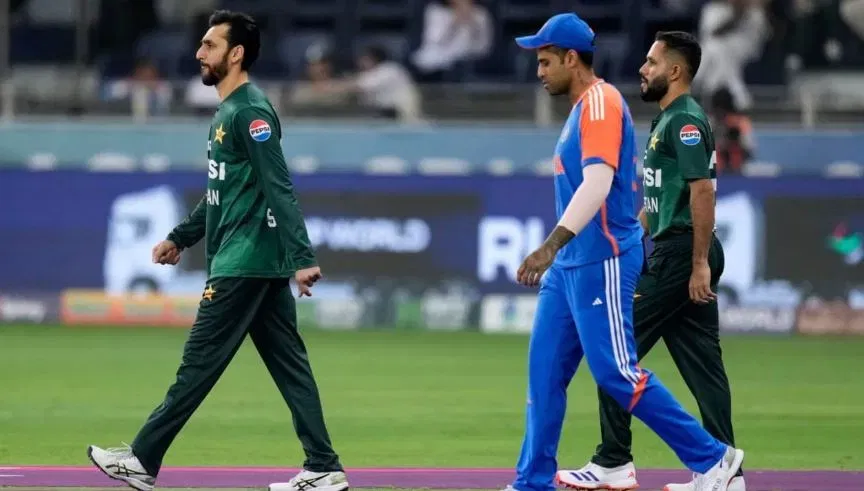 ਭਾਰਤ ਬਨਾਮ ਪਾਕਿਸਤਾਨ ਮੈਚ ਤੋਂ ਹੀ ਇੱਕਲੇ ਵਿਗਿਆਪਨ ਤੋਂ ਹੀ  ਲਗਭਗ 2,500 ਕਰੋੜ ਰੁਪਏ ਦਾ ਮਾਲੀਆ ਮਿਲਦਾ ਹੈ। ਸਟੇਡੀਅਮ ਦਾ ਮਾਲੀਆ ਵੀ ਵੱਖਰਾ ਹੈ। ਭਾਰਤ ਬਨਾਮ ਪਾਕਿਸਤਾਨ ਮੈਚ ਦੀਆਂ ਟਿਕਟਾਂ ਤੁਰੰਤ ਵਿਕ ਜਾਂਦੀਆਂ ਹਨ, ਭਾਵੇਂ ਉਹ ਕਿੱਥੇ ਵੀ ਹੋਵੇ। ਇਸ ਮੈਚ ਦੀਆਂ ਟਿਕਟਾਂ  ਮਹਿੰਗੀਆਂ ਵੀ ਹੁੰਦੀਆਂਹਨ।