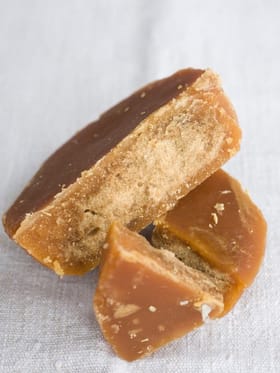 ਇਨ੍ਹਾਂ 5 ਤਰੀਕਿਆਂ ਨਾਲ ਪਛਾਣੋ ਗੁੜ ਅਸਲੀ ਹੈ ਜਾਂ ਮਿਲਾਵਟੀ?