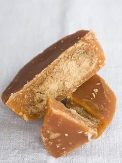 ਇਨ੍ਹਾਂ 5 ਤਰੀਕਿਆਂ ਨਾਲ ਪਛਾਣੋ ਗੁੜ ਅਸਲੀ ਹੈ ਜਾਂ ਮਿਲਾਵਟੀ?...