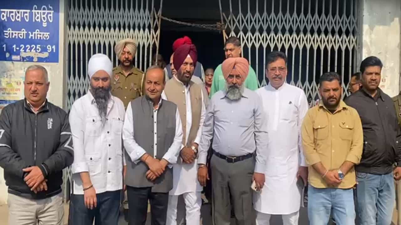 ਭਾਰਤ-ਯੂਐਸ ਟ੍ਰੇਡ ਡੀਲ ਤੇ ਜਲੰਧਰ ਚ ਕਾਂਗਰਸ ਵਿਰੋਧ ਪ੍ਰਦਰਸ਼ਨ, ਵਿਧਾਇਕ ਪਰਗਟ ਸਿੰਘ ਨੇ ਭਾਜਪਾ ਤੇ ਸਾਧੇ ਨਿਸ਼ਾਨੇ ਭਾਰਤ-ਯੂਐਸ ਟ੍ਰੇਡ ਡੀਲ ਤੇ ਜਲੰਧਰ ਚ ਕਾਂਗਰਸ ਵਿਰੋਧ ਪ੍ਰਦਰਸ਼ਨ, ਵਿਧਾਇਕ ਪਰਗਟ ਸਿੰਘ ਨੇ ਭਾਜਪਾ ਤੇ ਸਾਧੇ ਨਿਸ਼ਾਨੇ