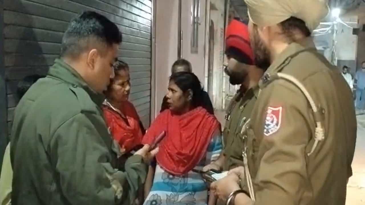 ਜਲੰਧਰ: ਸੁੰਦਰ ਨਗਰ ਤੋਂ ਤਿੰਨ ਨਾਬਾਲਗ ਲੜਕੀਆਂ ਲਾਪਤਾ, ਦੋ ਸਕੀਆਂ ਭੈਣਾਂ ਤੇ ਇੱਕ ਸਹੇਲੀ ਜਲੰਧਰ: ਸੁੰਦਰ ਨਗਰ ਤੋਂ ਤਿੰਨ ਨਾਬਾਲਗ ਲੜਕੀਆਂ ਲਾਪਤਾ, ਦੋ ਸਕੀਆਂ ਭੈਣਾਂ ਤੇ ਇੱਕ ਸਹੇਲੀ