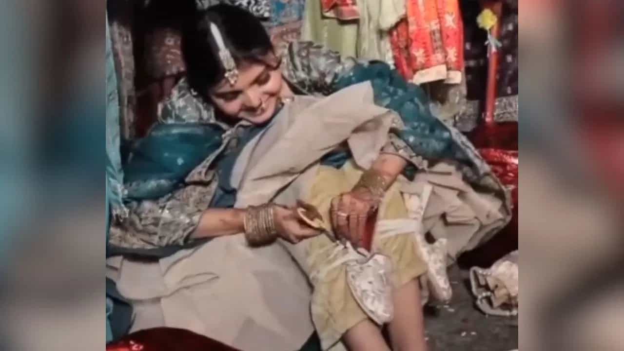 Viral Video: ਸਾਲੀ ਨੇ ਅਜਿਹੀ ਜਗ੍ਹਾ ਲੁਕਾਈ ਲਾੜੇ ਦਾ ਜੁੱਤੀ, ਸੁਪਨੇ ਵਿੱਚ ਵੀ ਨਹੀਂ ਸੋਚ ਸਕਦਾ ਕੋਈ! ਦੇਖੋ VIDEO Viral Video: ਸਾਲੀ ਨੇ ਅਜਿਹੀ ਜਗ੍ਹਾ ਲੁਕਾਈ ਲਾੜੇ ਦਾ ਜੁੱਤੀ, ਸੁਪਨੇ ਵਿੱਚ ਵੀ ਨਹੀਂ ਸੋਚ ਸਕਦਾ ਕੋਈ! ਦੇਖੋ VIDEO