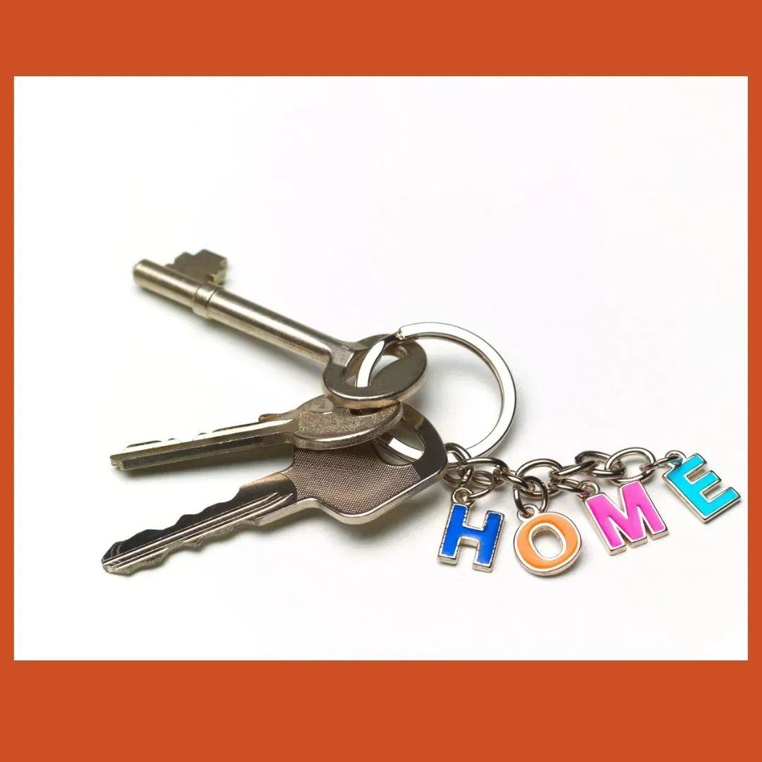 ਕੀ ਚੇਨ ਕਰੋ ਗਿਫਟ:  ਵੈਲੇਨਟਾਈਨ ਡੇਅ ਲਈ ਕੀ ਚੇਨ ਵੀ ਇੱਕ ਬਜਟ-ਫਰੈਂਡਲੀ ਗਿਫਟ ਹੈ। ਤੁਸੀਂ ਆਪਣੇ ਅਤੇ ਆਪਣੇ ਸਾਥੀ ਲਈ ਸ਼ੁਰੂਆਤੀ ਅੱਖਰਾਂ ਵਾਲੀ ਕਸਟਮਾਈਜ ਕੀ ਚੇਨ ਲੈ ਸਕਦੇ ਹੋ। ਜੇਕਰ ਤੁਹਾਡਾ ਸਾਥੀ ਘਰ ਲੈਣ ਵਾਲਾ ਹੈ, ਤਾਂ ਉਹਨਾਂ ਨੂੰ "ਹੋਮ" ਲਿਖੀ ਹੋਈ ਕੀ ਚੇਨ ਨਾਲ ਸਰਪ੍ਰਾਈਜ ਕਰ ਸਕਦੇ ਹੋ। ਬਾਈਕ ਦੇ ਡਿਜਾਈਨ ਵਾਲੀ ਕੀ ਚੇਨ ਵੀ ਮੁੰਡਿਆਂ ਲਈ ਬਹੁਤ ਵਧੀਆ ਹਨ। (Getty)