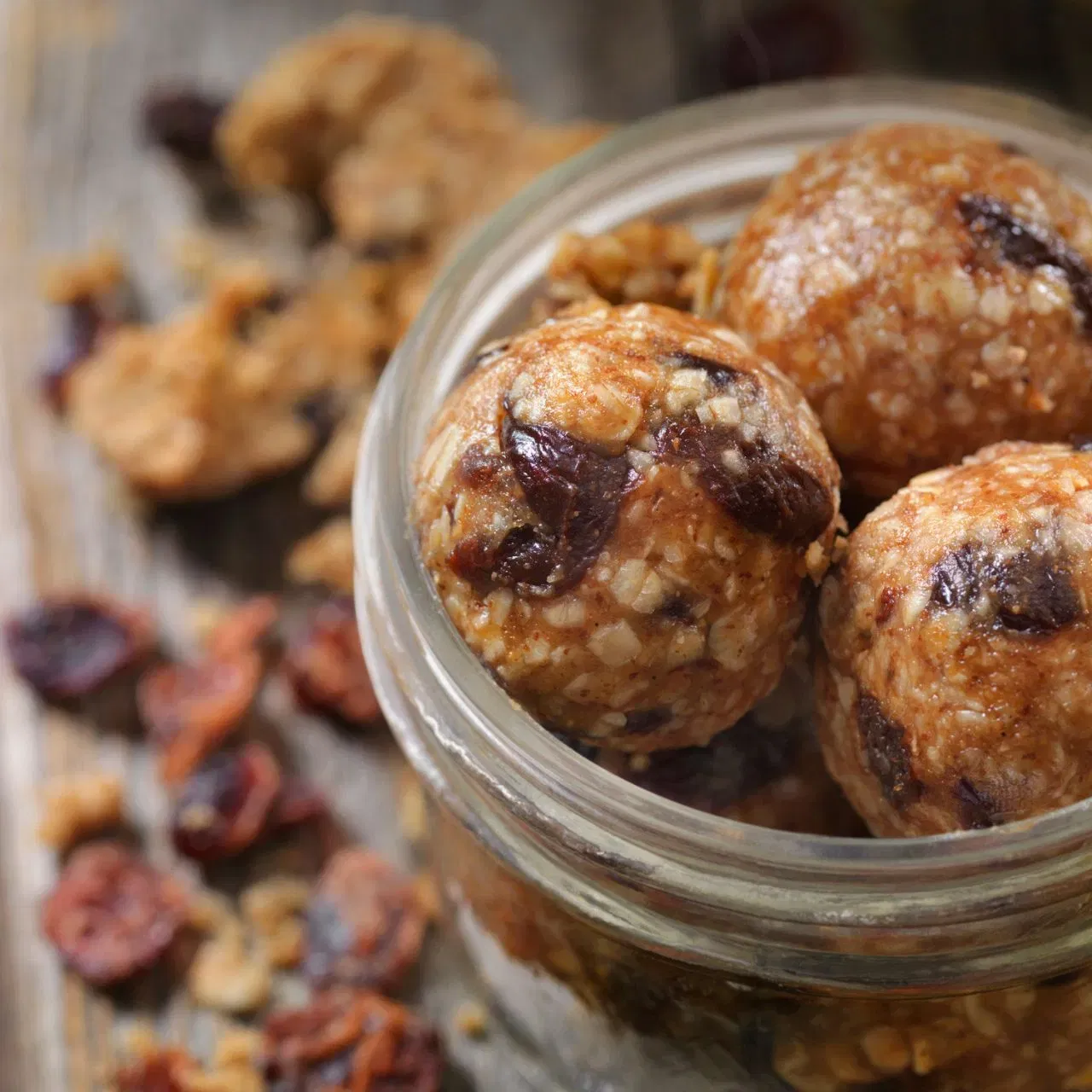 ਖਜੂਰ ਦੇ ਹੈਲਦੀ ਲੱਡੂ: ਜੇਕਰ ਤੁਸੀਂ ਇਫਤਾਰ ਲਈ ਹੈਲਦੀ ਮਠਿਆਈ ਖਾਣਾ ਚਾਹ ਰਹੇ ਹੋ ਤਾਂ ਇਸਨੂੰ ਖਜੂਰ ਨਾਲ ਬਣਾਉਣ ਦੀ ਕੋਸ਼ਿਸ਼ ਕਰੋ। ਖਜੂਰ ਨੂੰ ਮਿਲਾਓ ਅਤੇ ਕੁੱਟੇ ਹੋਏ ਨਟਸ ਮਿਲਾਓ। ਇਨ੍ਹਾਂ ਨਟਸ ਨੂੰ ਪਹਿਲਾਂ ਹੀ ਰੋਸਟ ਕਰ ਲਵੋ। ਤੁਹਾਡਾ ਹੈਲਦੀ ਸਨੈਕ ਤਿਆਰ ਹੈ, ਕਿਉਂਕਿ ਇਹ ਪੌਸ਼ਟਿਕ ਤੱਤਾਂ ਦਾ ਭੰਡਾਰ ਹੈ।