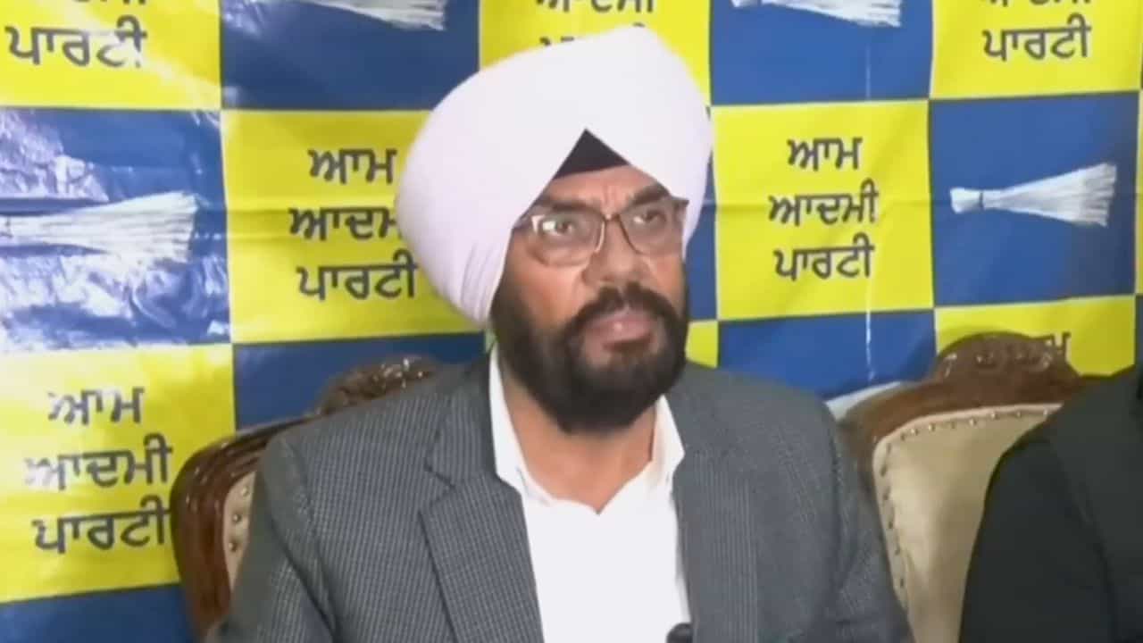 ਕੁਲਦੀਪ ਧਾਲੀਵਾਲ ਦਾ ਸੁਖਬੀਰ ਬਾਦਲ ਤੇ ਤਿੱਖਾ ਹਮਲਾ, ਬੋਲੇ -ਨਿੱਜੀ ਲਾਭ ਲਈ ਵਰਤੀਆਂ ਧਾਰਮਿਕ ਸੰਸਥਾਵਾਂ ਕੁਲਦੀਪ ਧਾਲੀਵਾਲ ਦਾ ਸੁਖਬੀਰ ਬਾਦਲ ਤੇ ਤਿੱਖਾ ਹਮਲਾ, ਬੋਲੇ -ਨਿੱਜੀ ਲਾਭ ਲਈ ਵਰਤੀਆਂ ਧਾਰਮਿਕ ਸੰਸਥਾਵਾਂ